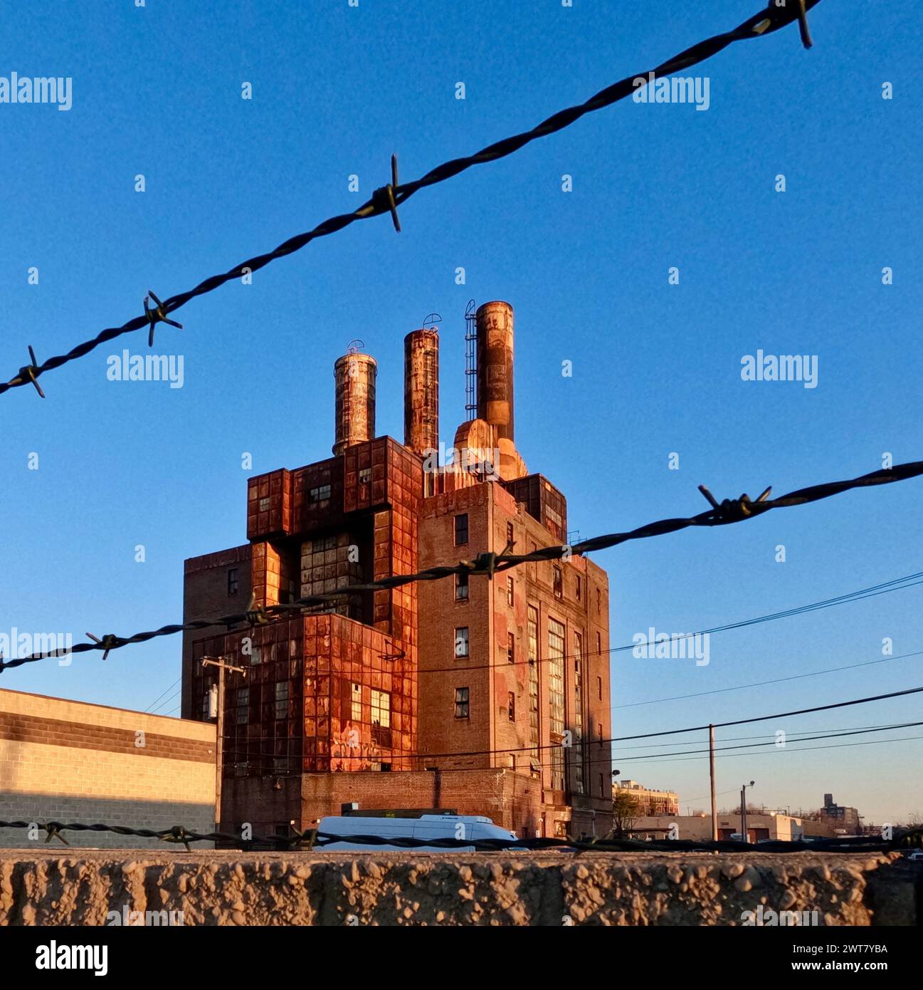 Il filo spinato incornicia il derelict Willow Steam Plant a Filadelfia, in zona Callowhill. Foto Stock