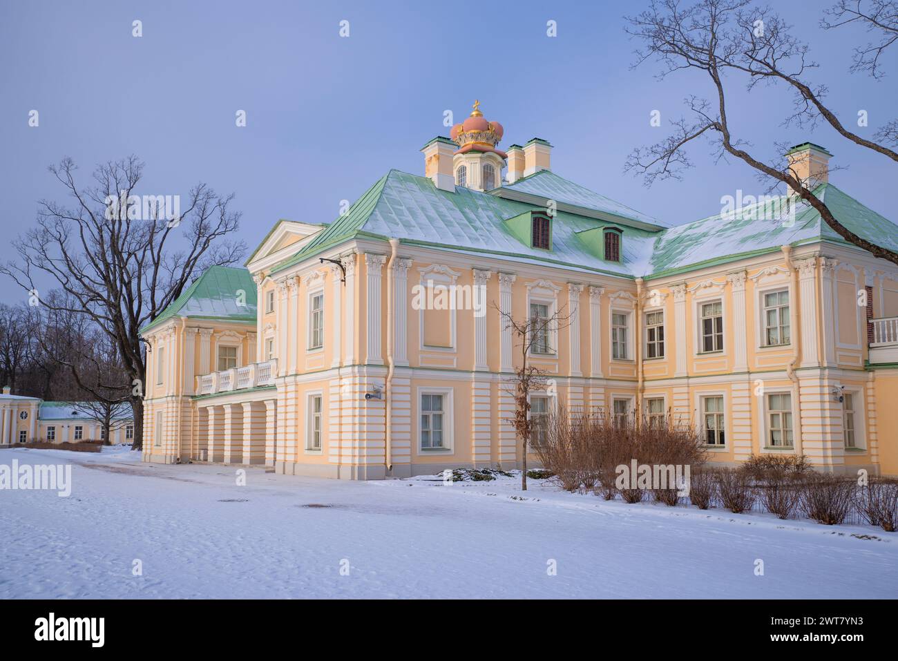 Presso l'antico Palazzo Big Menshikov in una serata di febbraio. Oranienbaum, Russia Foto Stock