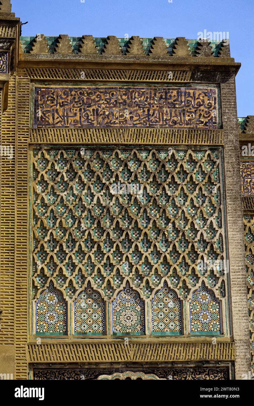 Meknes, Marocco. Lavori di lavorazione del Bab Mansour, porta alla Kasbah (quartiere imperiale), costruito nel 1672-1732. Foto Stock