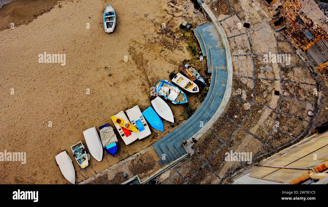 Vista alta di alcune barche di una spiaggia italiana. Foto Stock