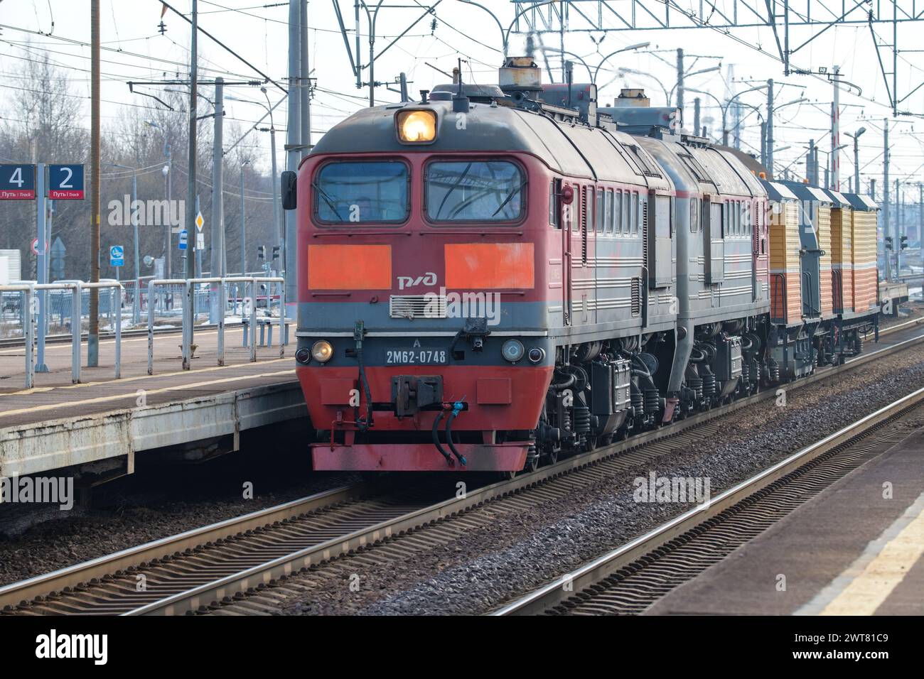 PETRO-SLAVYANKA, RUSSIA - 4 MARZO 2024: Locomotiva diesel 2M62-0748 con un treno di servizio alla stazione di Slavyanka il giorno di marzo. Oktyabrskaya Railw Foto Stock