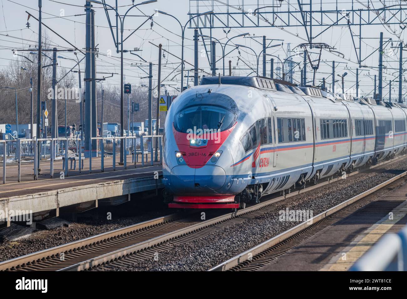 PETRO-SLAVYANKA, RUSSIA - 2 GENNAIO 2024: Il treno elettrico ad alta velocità EMU1 "Sapsan" arriva in stazione in un giorno di sole primaverili. Ferrovia Oktyabrskaya Foto Stock