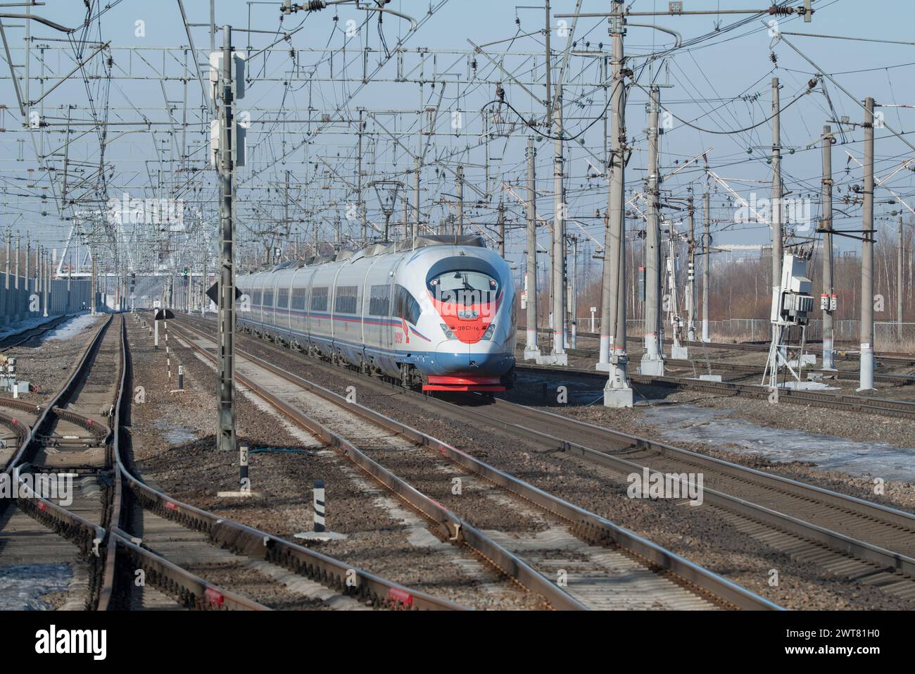 PETRO-SLAVYANKA, RUSSIA - 4 MARZO 2024: Moderno treno elettrico ad alta velocità EVS1-16 "Sapsan" su un tratto ferroviario in una soleggiata giornata di marzo Foto Stock