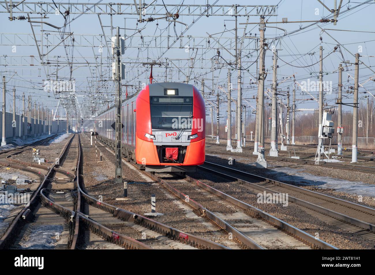 PETRO-SLAVYANKA, RUSSIA - 4 MARZO 2024: Treno elettrico ES2G-144 "Lastochka" in movimento in un giorno di marzo soleggiato. Vista frontale. Ferrovia Oktyabrskaya Foto Stock