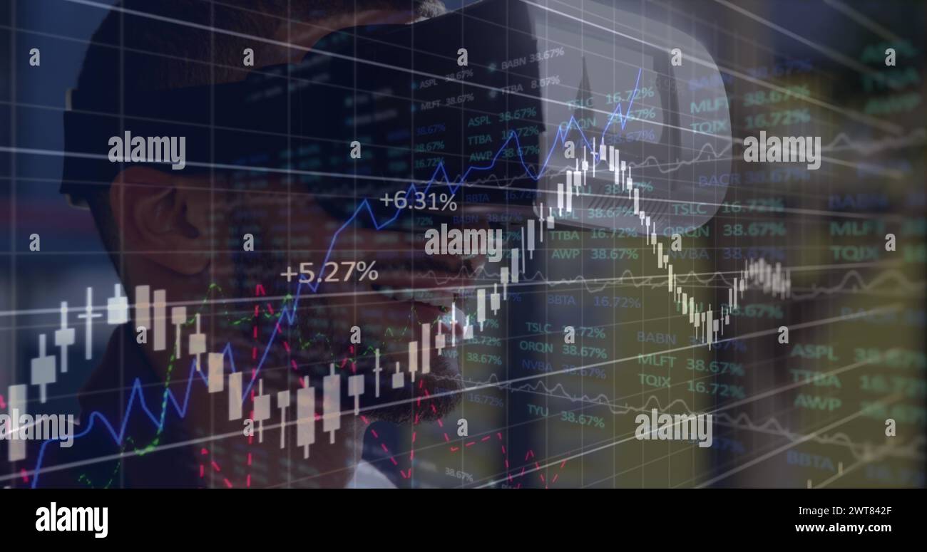 Immagine dell'elaborazione dei dati finanziari e azionari su un uomo birazziale che indossa un visore vr Foto Stock