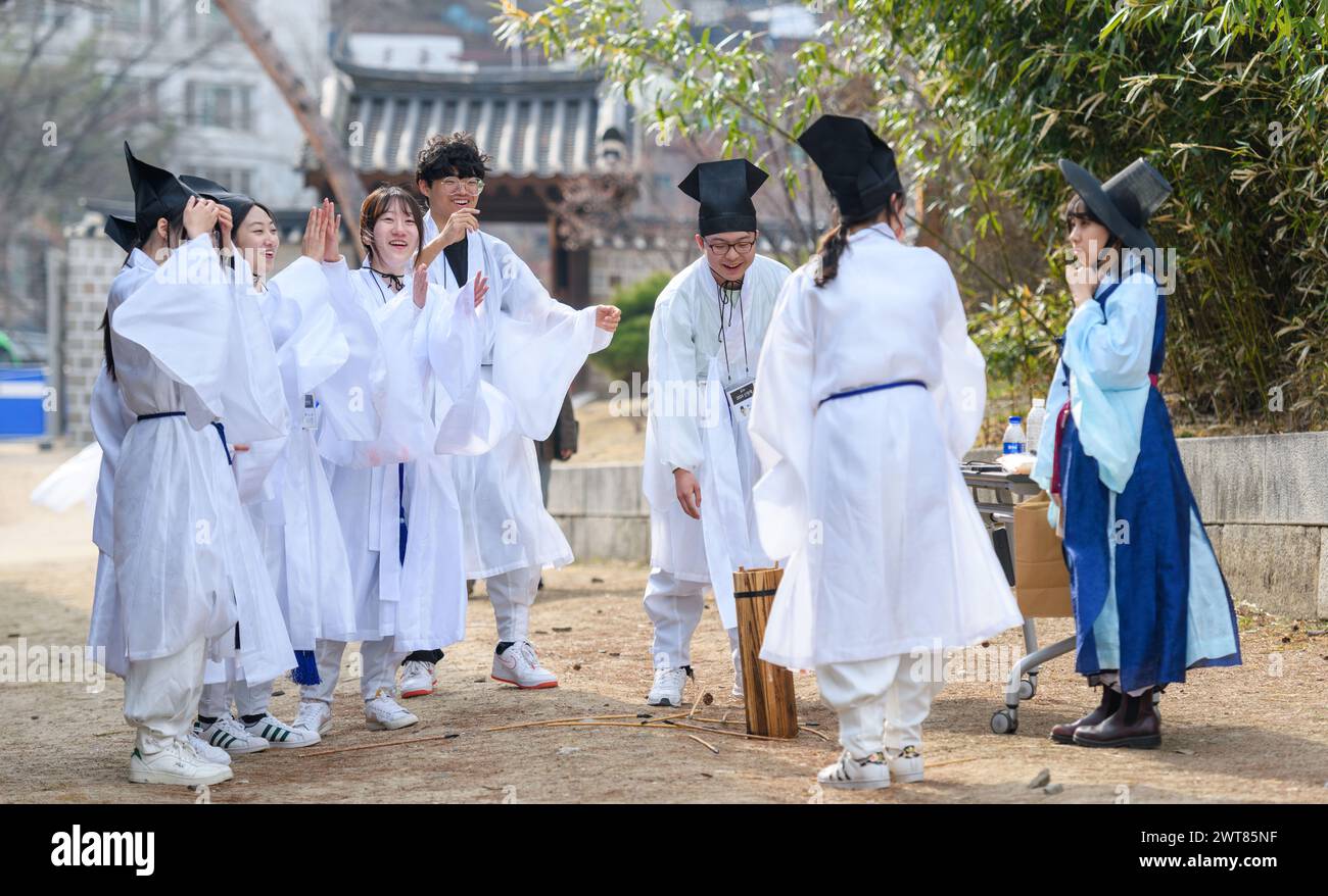 Gli studenti e le matricole sudcoreane (abiti bianchi) alla Sungkyunkwan University di Seoul indossano le uniformi tradizionali della scuola confuciana mentre partecipano all'evento Myeonsinrye, un tradizionale evento annuale per accogliere nuovi studenti. La SungKyunKwan University è stata fondata nel 1398 durante la prima dinastia Joseon come la migliore istituzione educativa nazionale. Il vecchio Sungkyunkwan fu fondato per decreto reale per promuovere l'educazione confuciana. Foto Stock