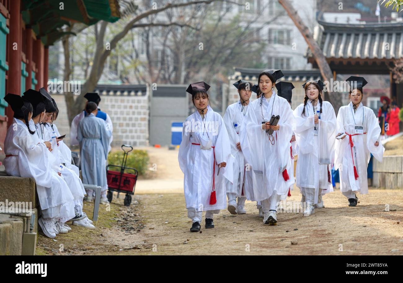 Seoul, Corea del Sud. 16 marzo 2024. Le matricole sudcoreane della Sungkyunkwan University di Seoul indossano le uniformi tradizionali della scuola confuciana mentre partecipano all'evento Myeonsinrye, un tradizionale evento annuale per accogliere nuovi studenti. La SungKyunKwan University è stata fondata nel 1398 durante la prima dinastia Joseon come la migliore istituzione educativa nazionale. Il vecchio Sungkyunkwan fu fondato per decreto reale per promuovere l'educazione confuciana. (Foto di Kim Jae-Hwan/SOPA Images/Sipa USA) credito: SIPA USA/Alamy Live News Foto Stock