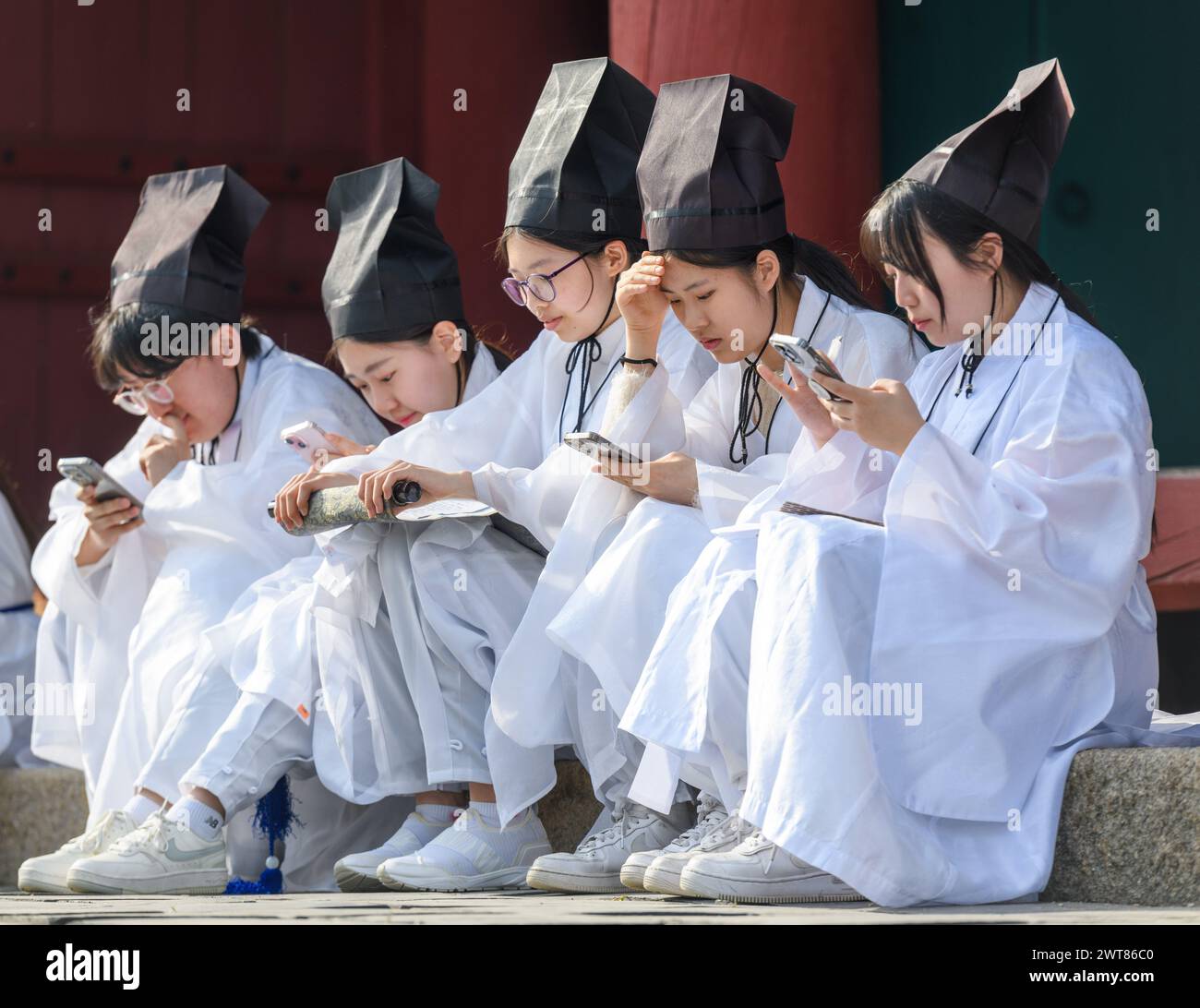 Seoul, Corea del Sud. 16 marzo 2024. Le matricole sudcoreane della Sungkyunkwan University di Seoul indossano le uniformi tradizionali della scuola confuciana mentre partecipano all'evento Myeonsinrye, un tradizionale evento annuale per accogliere nuovi studenti. La SungKyunKwan University è stata fondata nel 1398 durante la prima dinastia Joseon come la migliore istituzione educativa nazionale. Il vecchio Sungkyunkwan fu fondato per decreto reale per promuovere l'educazione confuciana. (Credit Image: © Kim Jae-Hwan/SOPA Images via ZUMA Press Wire) SOLO PER USO EDITORIALE! Non per USO commerciale! Crediti: ZUMA Press, Inc./Alamy Live News Foto Stock