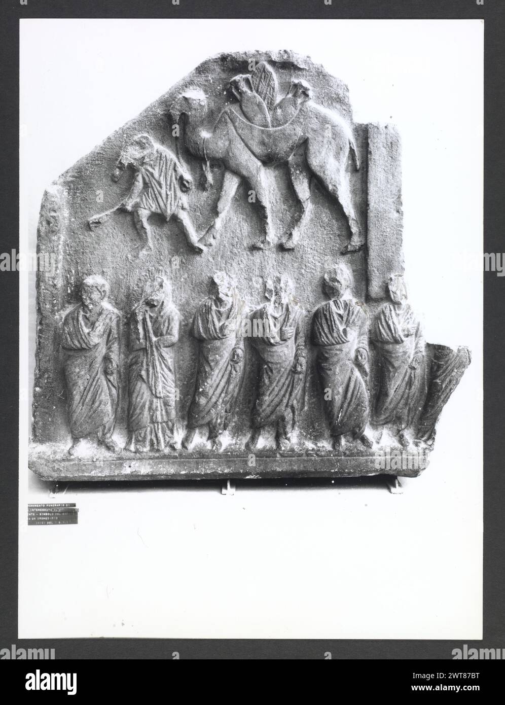 Abruzzo Chieti Chieti Museo Nazionale di Antichita66. Hutzel, Max 1960-1990 Vista esterna di parte dell'ex Villa Frigeri, che insieme ad un vicino palazzo, ospita il Museo Nazionale di Antichita. Viste anche dei giardini, della fontana (XVII secolo) e degli interni restaurati. Il cosiddetto "Guerriero di Capestrano" (V secolo a.C.) si trova nella collezione di antichità sotto uomini, giovani, Guerrieri--pietra--Etruschi, Italiani. Le vedute di Hutzel includono statue, monumenti funerari, busti ritratti e mosaici, molti dei quali sono stati scavati da Alba Fucens. Hutzel ha prestato particolare attenzione Foto Stock