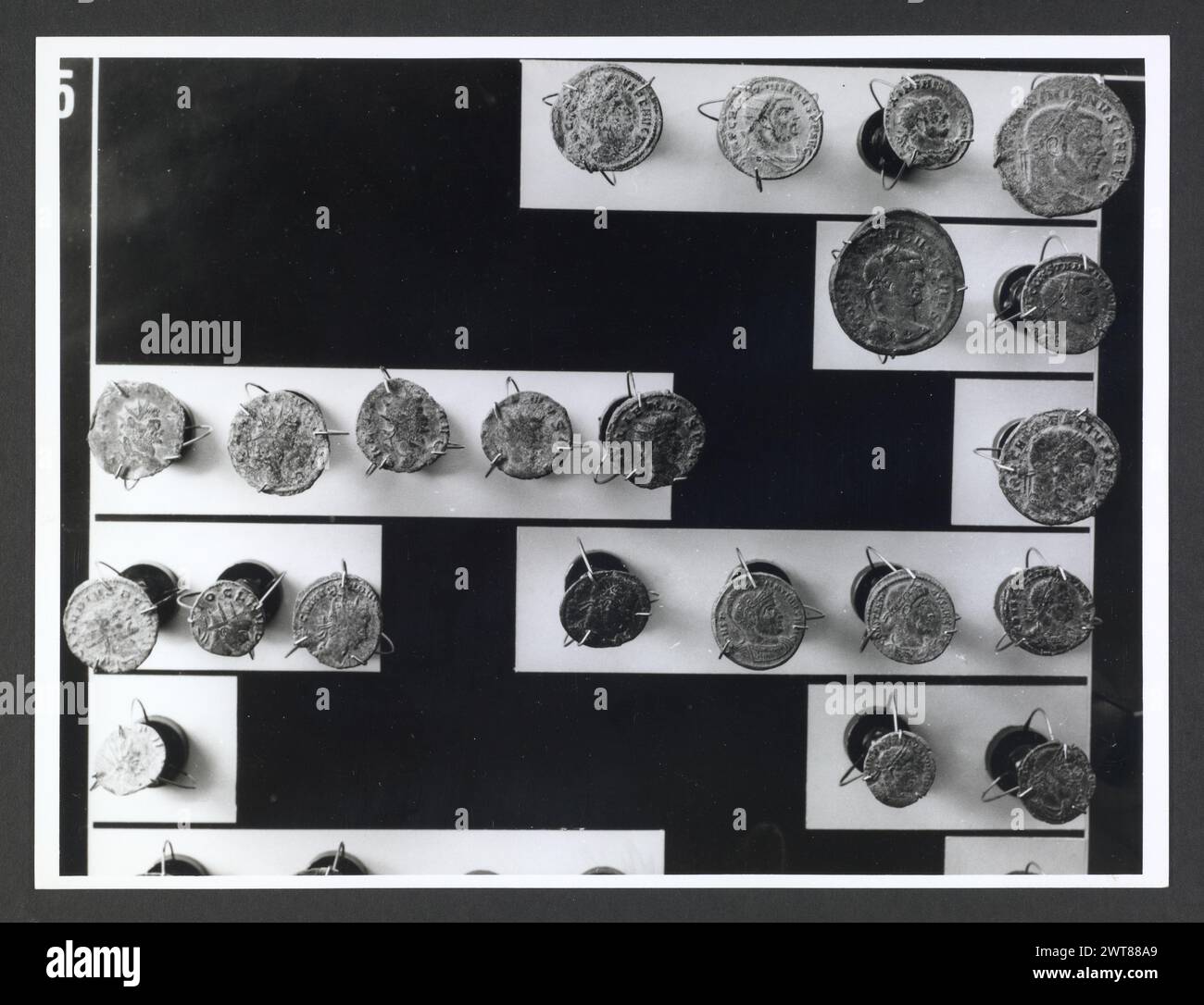 Abruzzo Chieti Chieti Museo Nazionale di Antichita85. Hutzel, Max 1960-1990 Vista esterna di parte dell'ex Villa Frigeri, che insieme ad un vicino palazzo, ospita il Museo Nazionale di Antichita. Viste anche dei giardini, della fontana (XVII secolo) e degli interni restaurati. Il cosiddetto "Guerriero di Capestrano" (V secolo a.C.) si trova nella collezione di antichità sotto uomini, giovani, Guerrieri--pietra--Etruschi, Italiani. Le vedute di Hutzel includono statue, monumenti funerari, busti ritratti e mosaici, molti dei quali sono stati scavati da Alba Fucens. Hutzel ha prestato particolare attenzione Foto Stock