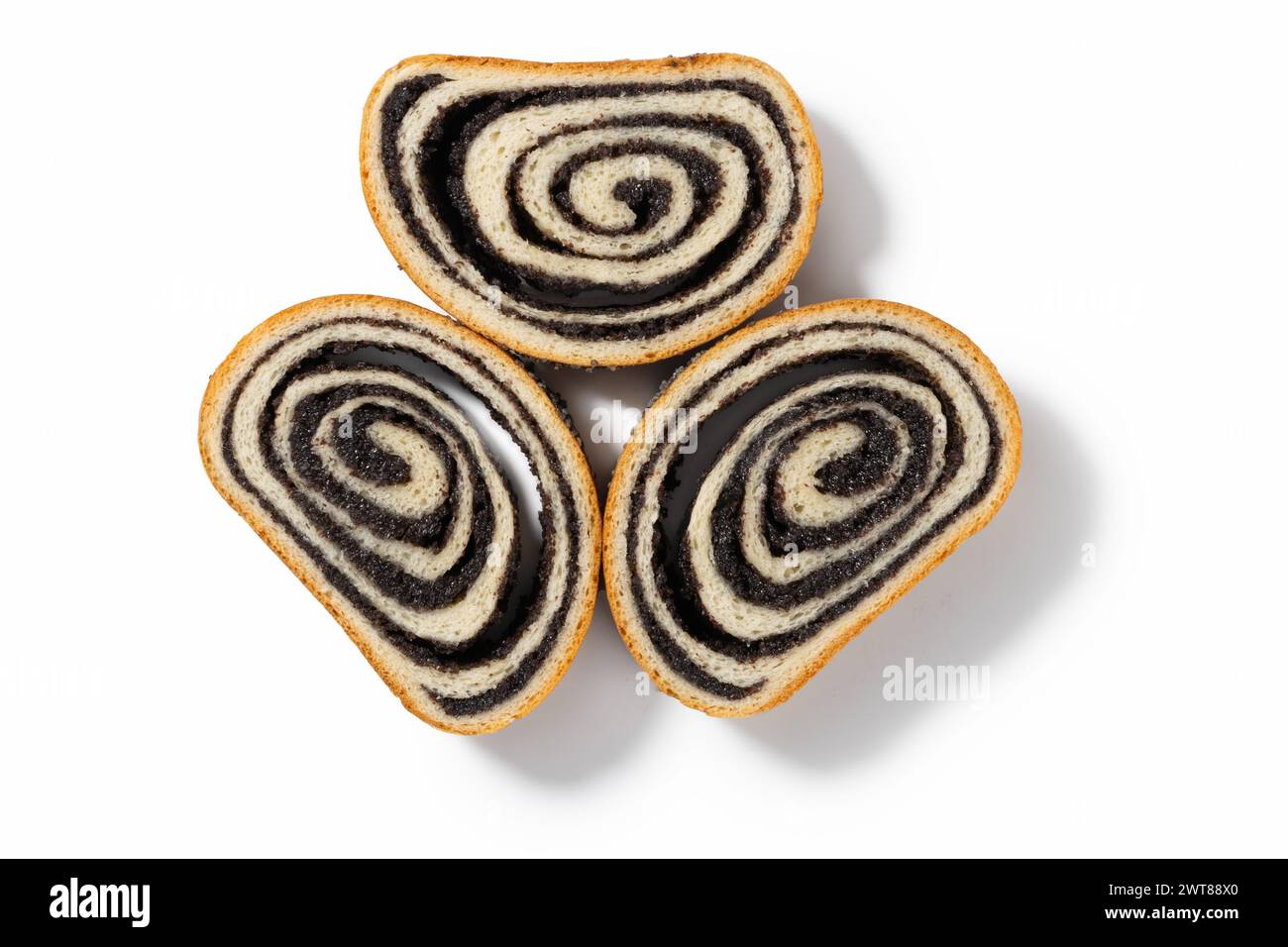 Esplora le tre fette di torta tedesca con semi di papavero, ciascuna con una consistenza umida e un saporito ripieno di semi di papavero, adagiata su un dorso bianco incontaminato Foto Stock