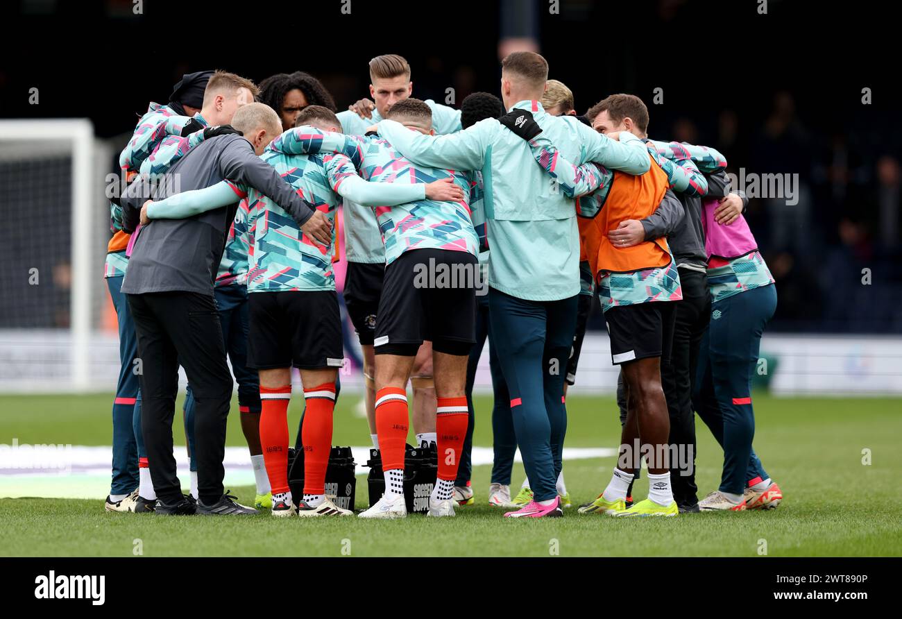 I giocatori e il personale del Luton Town si sono riuniti in campo durante il riscaldamento prima della partita di Premier League a Kenilworth Road, Luton. Data foto: Sabato 16 marzo 2024. Foto Stock