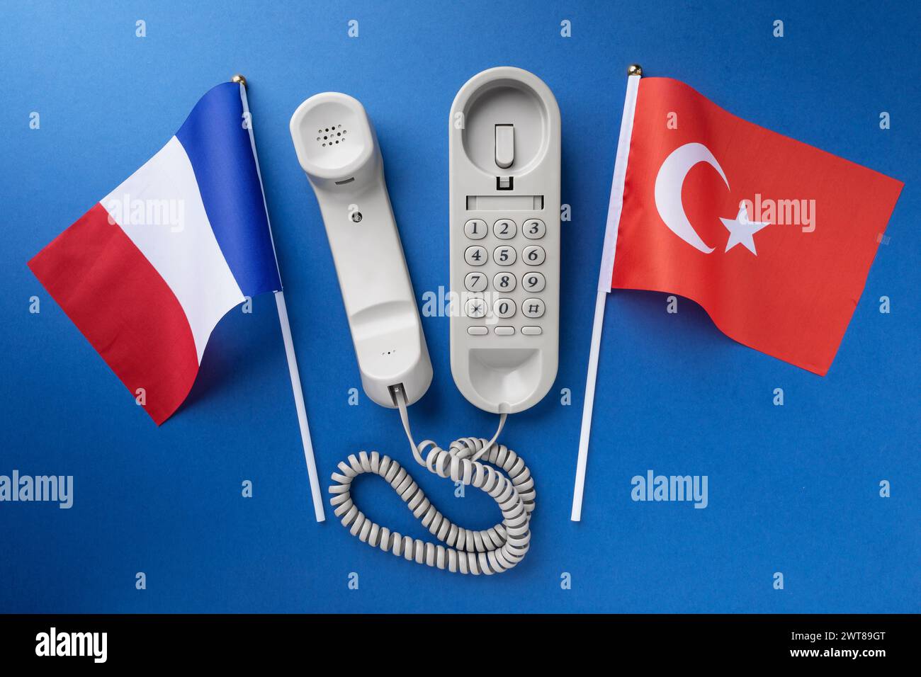 Bandiera di Francia, Turchia e vecchio telefono a filo su sfondo blu, concetto sul tema delle conversazioni telefoniche tra i paesi Foto Stock