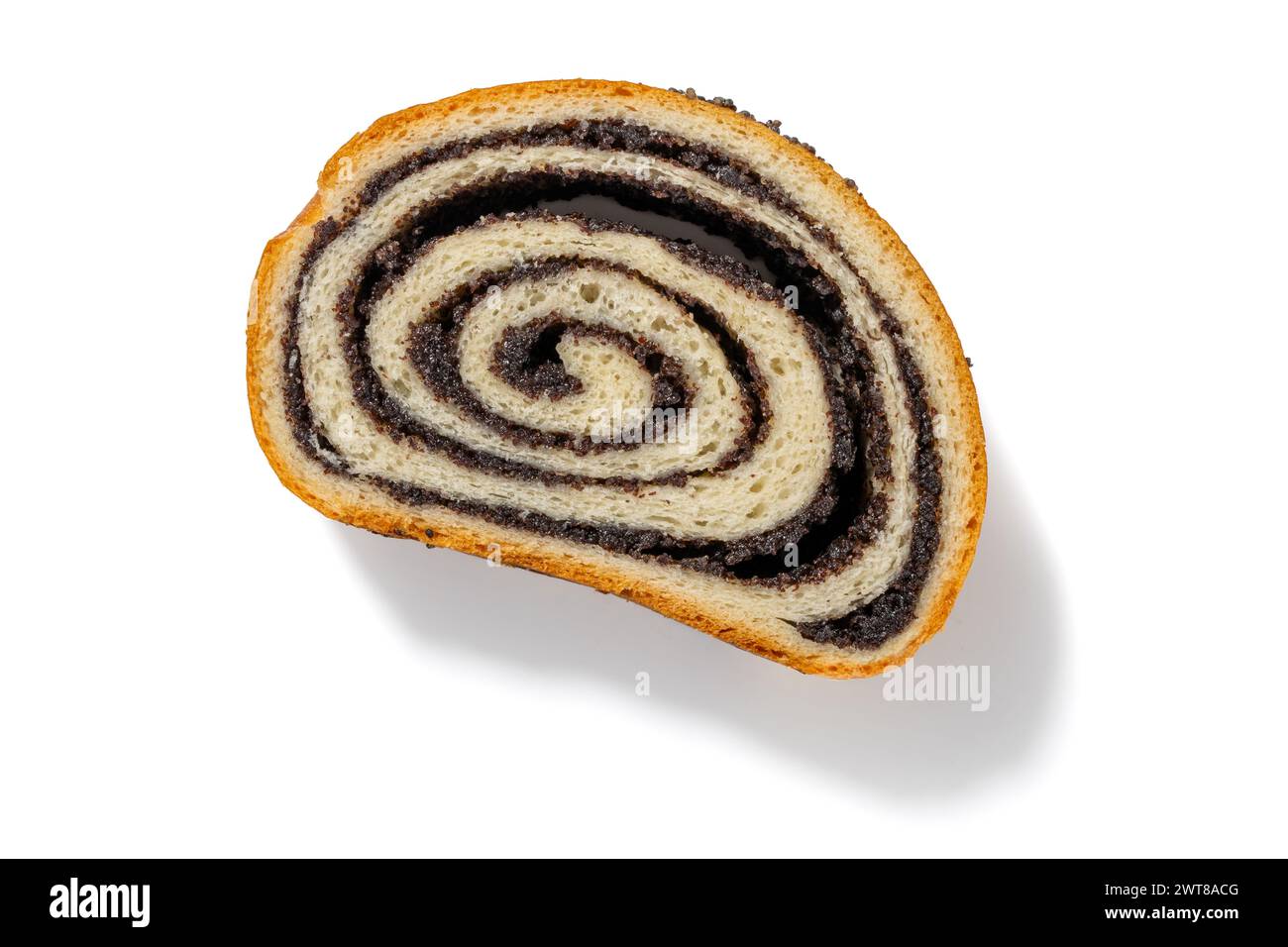 Goditi una fetta di torta tedesca con semi di papavero, caratterizzata da una consistenza umida e un delizioso ripieno di semi di papavero, presentato su uno sfondo bianco pulito. Foto Stock