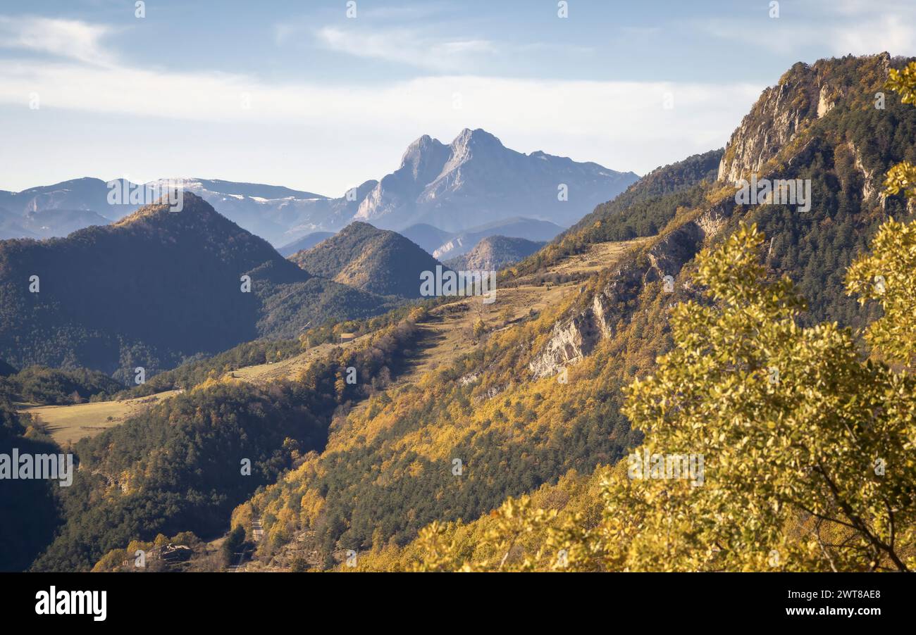 Valle di El Ripolles con maestoso monte Pedraforca sullo sfondo, Catalogna Foto Stock