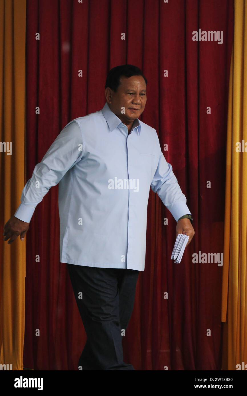 Prabowo Subianto, eletto presidente indonesiano, quando ha votato alle elezioni del 2024 a Hambalang, Bogor, Indonesia. Foto Stock