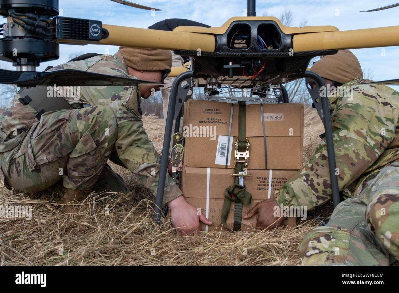 Fort Drum, Stati Uniti. 5 marzo 2024. I soldati dell'esercito degli Stati Uniti della 10th Mountain Division si assicurarono un pacchetto di pasti, pronti da mangiare a un TRV 150, veicolo di rifornimento tattico, durante l'addestramento a Fort Drum, 5 marzo 2024, a Fort Drum, New York. I nuovi droni di alimentazione elettrica possono fornire fino a 440 libbre di carico utile durante le condizioni del campo di battaglia. Crediti: SFC Neysa Canfield/U.S. Army/Alamy Live News Foto Stock