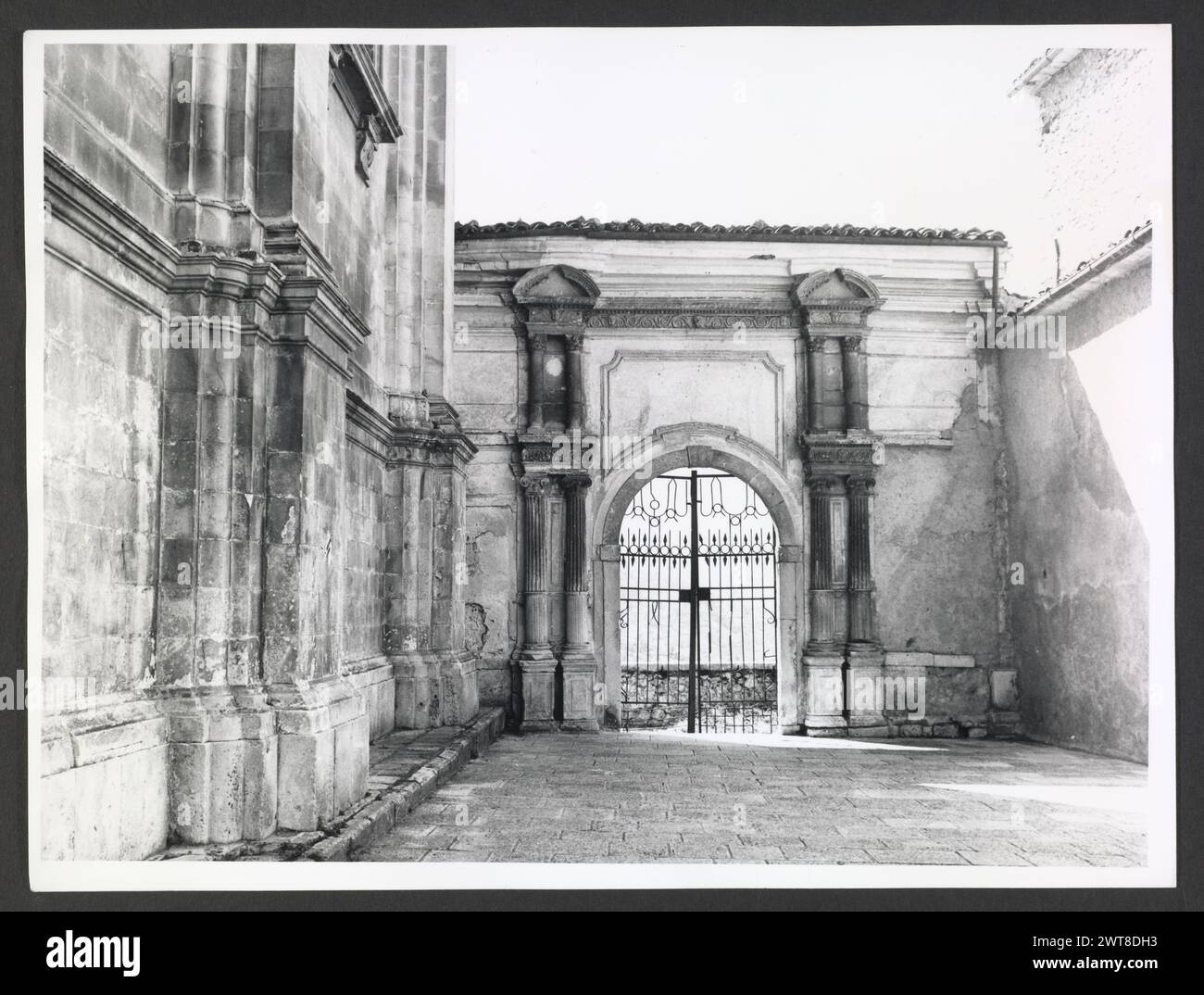 Abruzzo Pescara Caramanico Terme S. Maria Maggiore2. Hutzel, Max 1960-1990 Post-medioevale: Architettura e scultura architettonica del XV secolo, compresi capitelli, cornice e portale d'ingresso; scultura del XIV secolo di stili e origini differenti montata su colonne all'esterno della chiesa Max Hutzel (1911-1988) fotografato in Italia dai primi anni '1960 fino alla sua morte. Il risultato di questo progetto, citato da Hutzel come foto Arte minore, è un'accurata documentazione dello sviluppo storico dell'arte in Italia fino al XVIII secolo, incluso Foto Stock