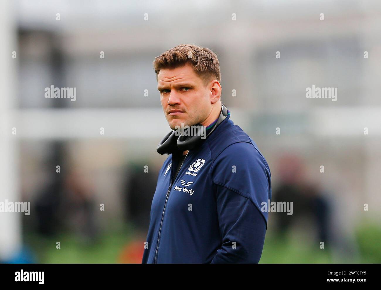 16 marzo 2024; Aviva Stadium, Dublino, Irlanda: Six Nations International Rugby, Irlanda contro Scozia; giocatore scozzese ispeziona il campo prima del calcio d'inizio Foto Stock