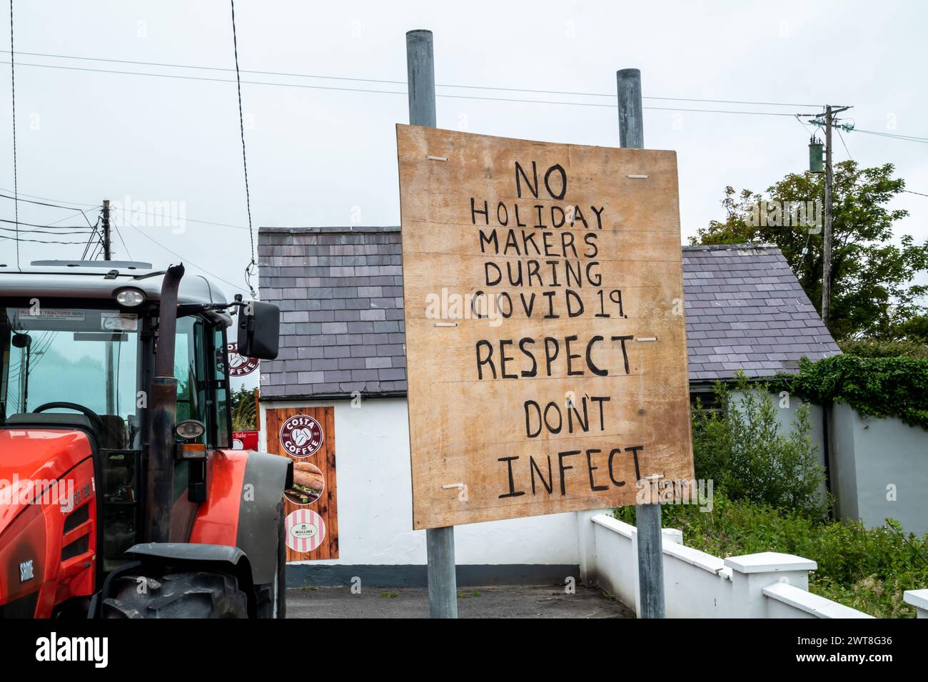 PORTNOO, CONTEA DI DONEGAL / IRLANDA - 10 APRILE 2020 : cartello di avvertimento no Holiday makers during covid 19. Il rispetto non infettare. Foto Stock