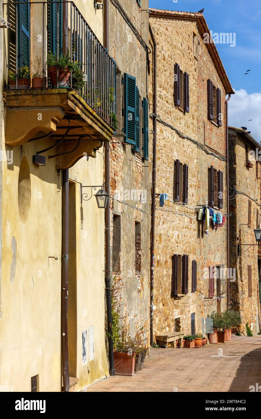 Bellissimo vicolo nel pittoresco villaggio di Pienza, un magnifico esempio di architettura medievale ben conservata nella regione del Chianti, in Toscana Foto Stock