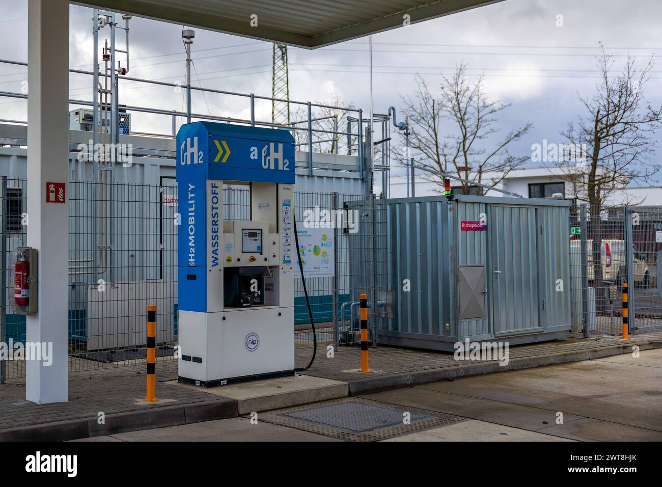 Wasserstofftankstelle Erlangen die Erlanger Wasserstoffstation ist Teil des Pilotprojekts H2Sektor von Hydrogenious, das gefördert wird vom Nationalen Innovationsprogramm Wasserstoff- und Brennstoffzellentechnologie NIP durch das Bundesministerium für Verkehr und digitale Infrastruktur BMVI. Die H2-Tankstelle befindet sich auf dem neuen Siemens Campus und Hat verwendet die LOHC Technologie bei der Grünwasserstoff, gebunden in flüssigem organischem Trägermaterial engl. kurz: LOHC, an der Station in konventionellen Erdtanks gelagert wird. Der Rückgewinnung des LOHC gespeicherten Wasserstoffs fin Foto Stock