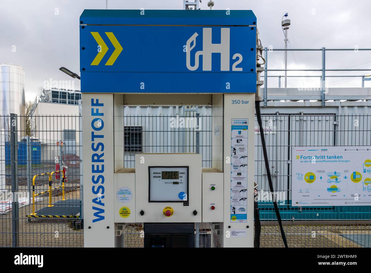 Wasserstofftankstelle Erlangen die Erlanger Wasserstoffstation ist Teil des Pilotprojekts H2Sektor von Hydrogenious, das gefördert wird vom Nationalen Innovationsprogramm Wasserstoff- und Brennstoffzellentechnologie NIP durch das Bundesministerium für Verkehr und digitale Infrastruktur BMVI. Die H2-Tankstelle befindet sich auf dem neuen Siemens Campus und Hat verwendet die LOHC Technologie bei der Grünwasserstoff, gebunden in flüssigem organischem Trägermaterial engl. kurz: LOHC, an der Station in konventionellen Erdtanks gelagert wird. Der Rückgewinnung des LOHC gespeicherten Wasserstoffs fin Foto Stock