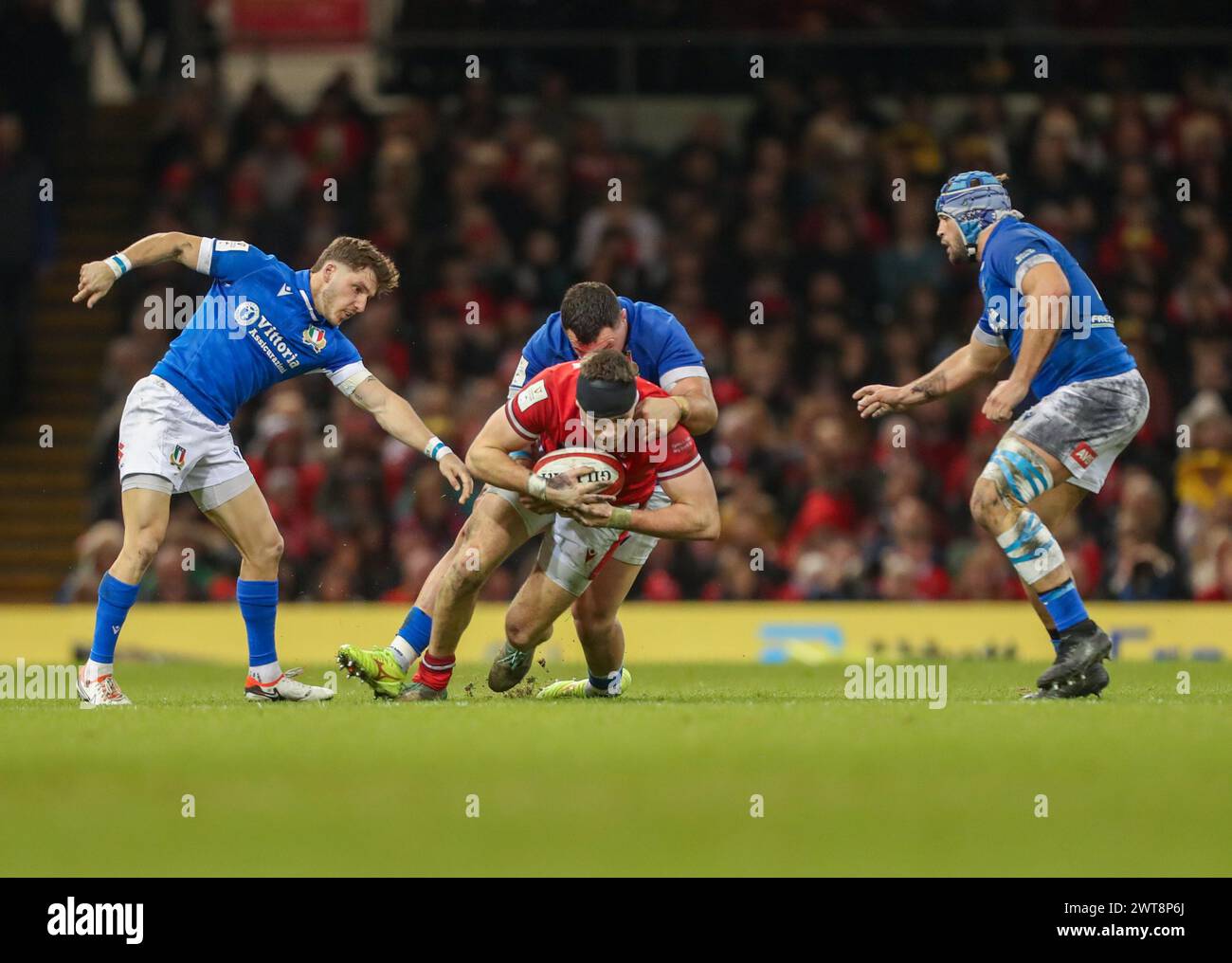 Cardiff, Regno Unito. 16 marzo 2024. 16 marzo 2024; Principality Stadium, Cardiff, Galles: Six Nations International Rugby, Wales versus Italy; Mason Grady del Galles è affrontato da Giosue Zilocchi dell'Italia Credit: Action Plus Sports Images/Alamy Live News Foto Stock
