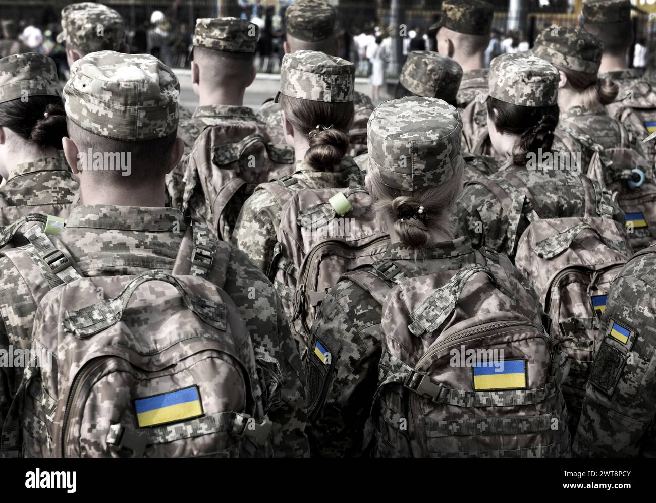 Soldati ucraini. Donne nell'esercito. Bandiera Ucraina in uniforme militare. Foto Stock