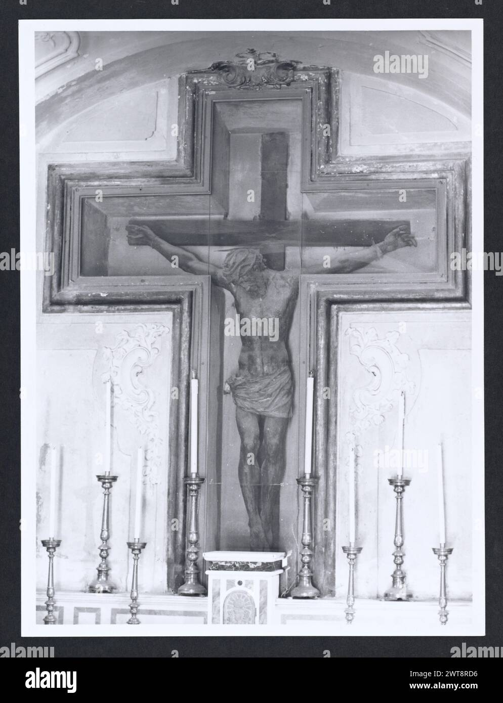 Lazio Frosinone Sora S. Bartolomeo2. Hutzel, Max 1960-1990 Post-medievale: Architettura, scultura, pittura. La facciata della struttura è un'aggiunta moderna in stile neoclassico. Le volte a navata sono decorate da affreschi risalenti al XVII secolo. In un altare laterale è collocato un dipinto della Madonna col bambino di Sebastiano Conca. Un crocifisso ligneo, donato dal cardinale Baronio e risalente al 1564, è collocato in un altare laterale sinistro. Il fotografo e studioso tedesco Max Hutzel (1911-1988) fotografò in Italia dai primi anni '1960 fino alla sua morte. Il risultato di questo progetto, menzionato da Hutz Foto Stock