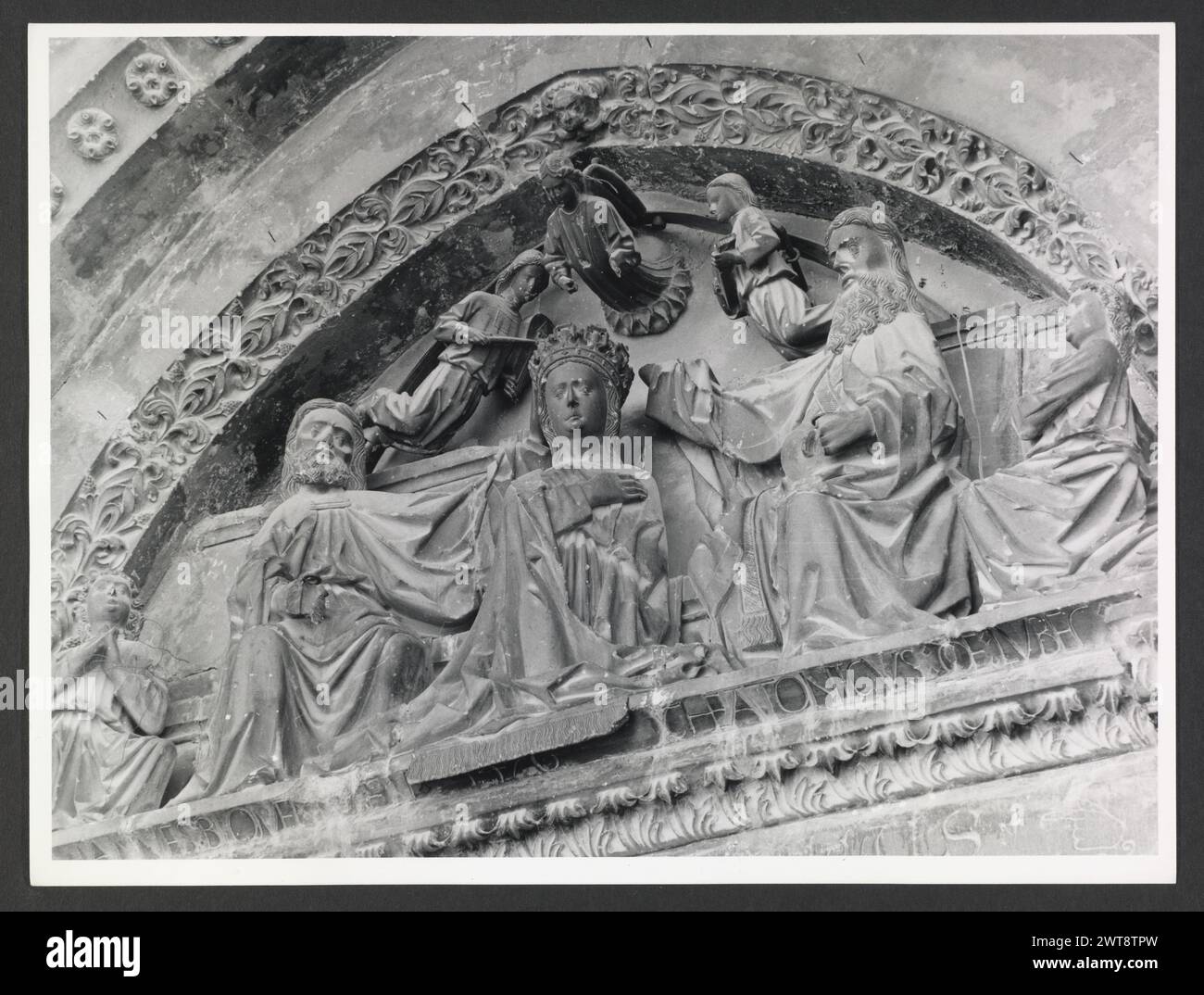 Abruzzo Pescara Caramanico Terme S. Maria Maggiore0. Hutzel, Max 1960-1990 Post-medioevale: Architettura e scultura architettonica del XV secolo, compresi capitelli, cornice e portale d'ingresso; scultura del XIV secolo di stili e origini differenti montata su colonne all'esterno della chiesa Max Hutzel (1911-1988) fotografato in Italia dai primi anni '1960 fino alla sua morte. Il risultato di questo progetto, citato da Hutzel come foto Arte minore, è un'accurata documentazione dello sviluppo storico dell'arte in Italia fino al XVIII secolo, incluso Foto Stock