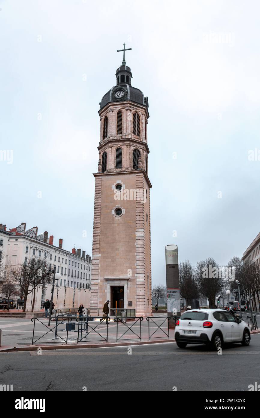 Lione, Francia - 26 GENNAIO 2022: Place Antonin-Poncet è una piazza situata nel quartiere Bellecour, nel 2° arrondissement di Lione, Francia. Foto Stock