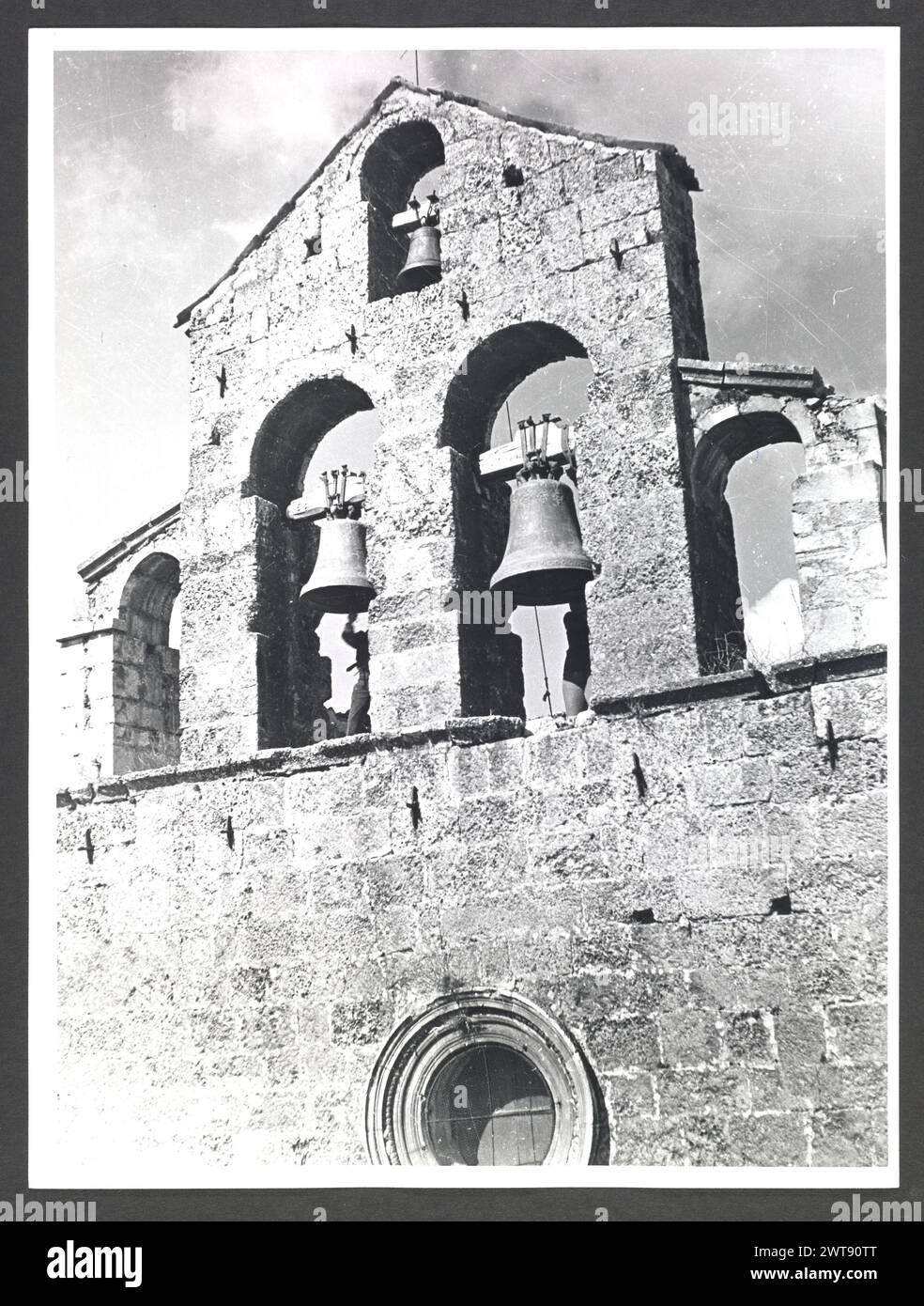 Abruzzo la chiesa parrocchiale di Castelvecchio Calvisio. Hutzel, Max 1960-1990 Medieval: Architettura. Il fotografo e studioso tedesco Max Hutzel (1911-1988) fotografò in Italia dai primi anni '1960 fino alla sua morte. Il risultato di questo progetto, citato da Hutzel come foto Arte minore, è un'accurata documentazione dello sviluppo storico dell'arte in Italia fino al XVIII secolo, che comprende oggetti degli Etruschi e dei Romani, nonché monumenti altomedievali, romanici, gotici, rinascimentali e barocchi. Le immagini sono organizzate per regione geografica in Italia, quindi per provincia, città, sito compl Foto Stock