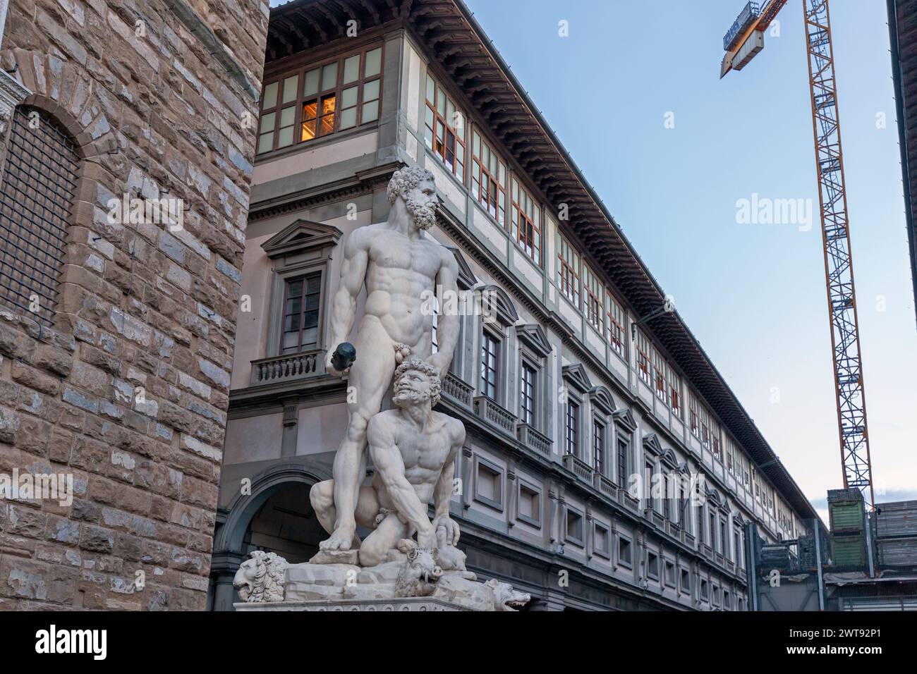 Statua di Ercole con Caco all'esterno del Vecchio Palazzo in Piazza della Signoria di Firenze. Sullo sfondo si trova la Galleria degli Uffici. Foto Stock
