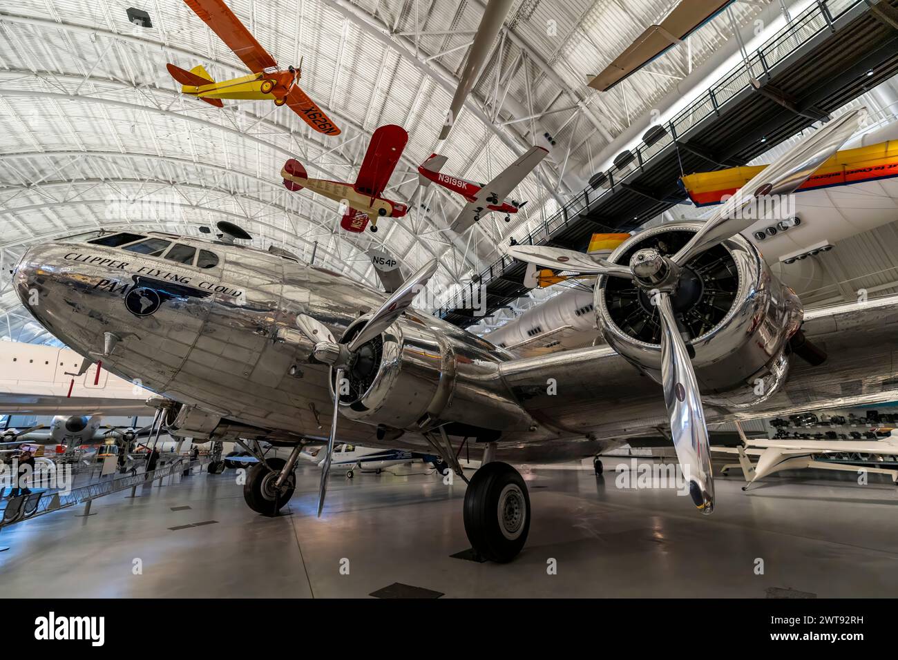 Il Boeing 307 Stratoliner 'Clipper Flying Cloud' presso l'Udvar-Hazy Center presso il National Air and Space Museum Foto Stock