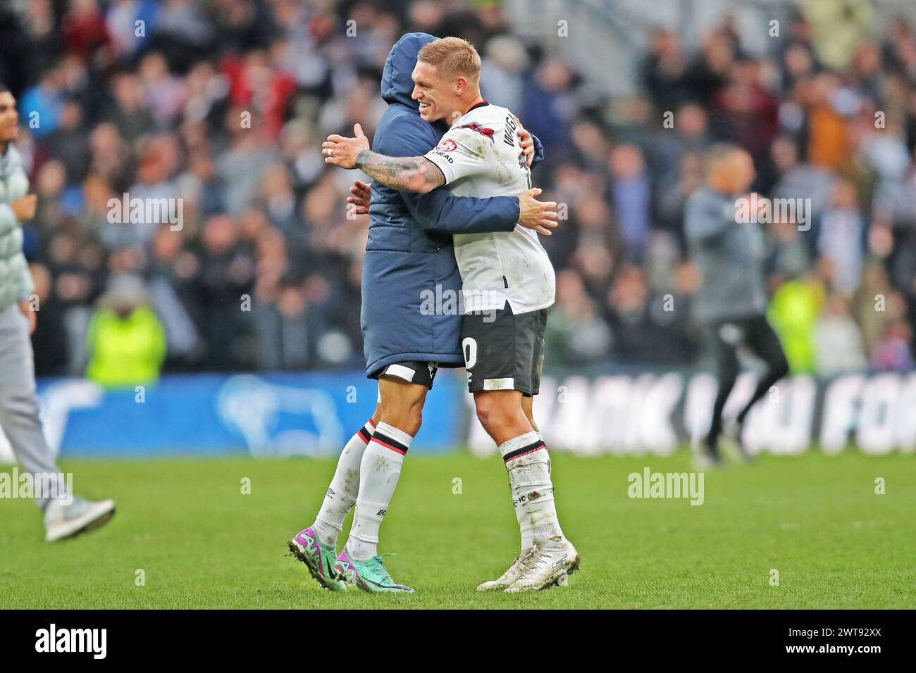 Derby, Regno Unito. 12 marzo 2024. L'attaccante della contea di Derby Martyn Waghorn (10) e l'attaccante della contea di Derby Dwight Gayle (25) festeggiano la vittoria delle loro squadre dopo la partita della scommessa sul cielo del Derby County FC contro Bolton Wanderers FC EFL League 1 al Pride Park Stadium, Derby, Inghilterra, Regno Unito il 16 marzo 2024 Credit: Every Second Media/Alamy Live News Foto Stock