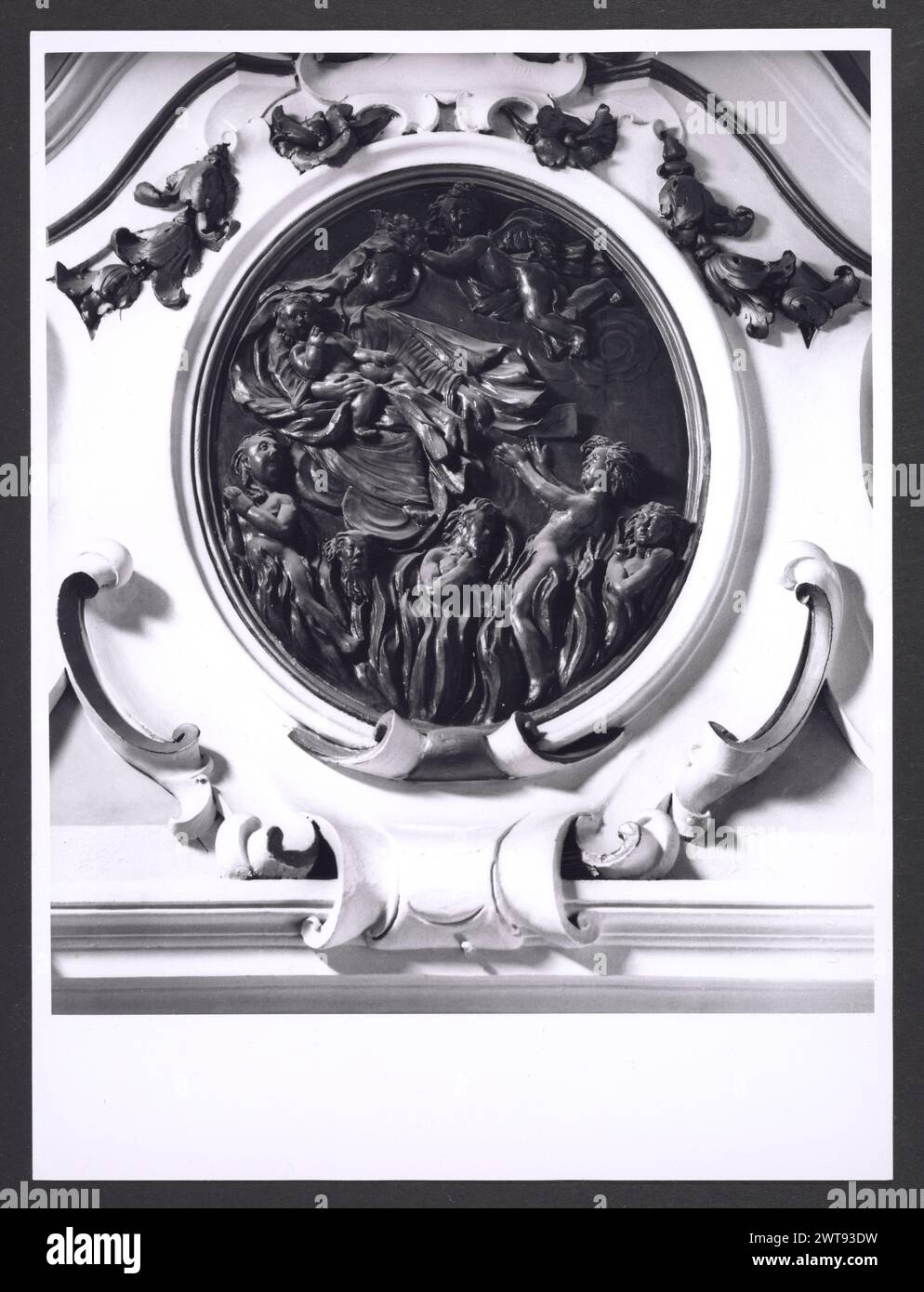 Campania Caserta Cattedrale di Santa Maria Capua Vetere 4. Hutzel, Max 1960-1990 Medieval: Scultura architettonica--capitelli. Post-medievale: Costruito intorno al 432 da San Simmaco sul sito della grotta di S. Prisco. Ampliato nel 787 da Arechi II, un 1666 da Decio del Balzo. Ristrutturato negli anni '1700 e '1884. Architettura, scultura architettonica, interni barocchi, pittura, scultura fotografo e studioso tedesco Max Hutzel (1911-1988) fotografato in Italia dai primi anni '1960 fino alla sua morte. Il risultato di questo progetto, citato da Hutzel come foto Arte minore, è un'accurata documentazione d'arte Foto Stock