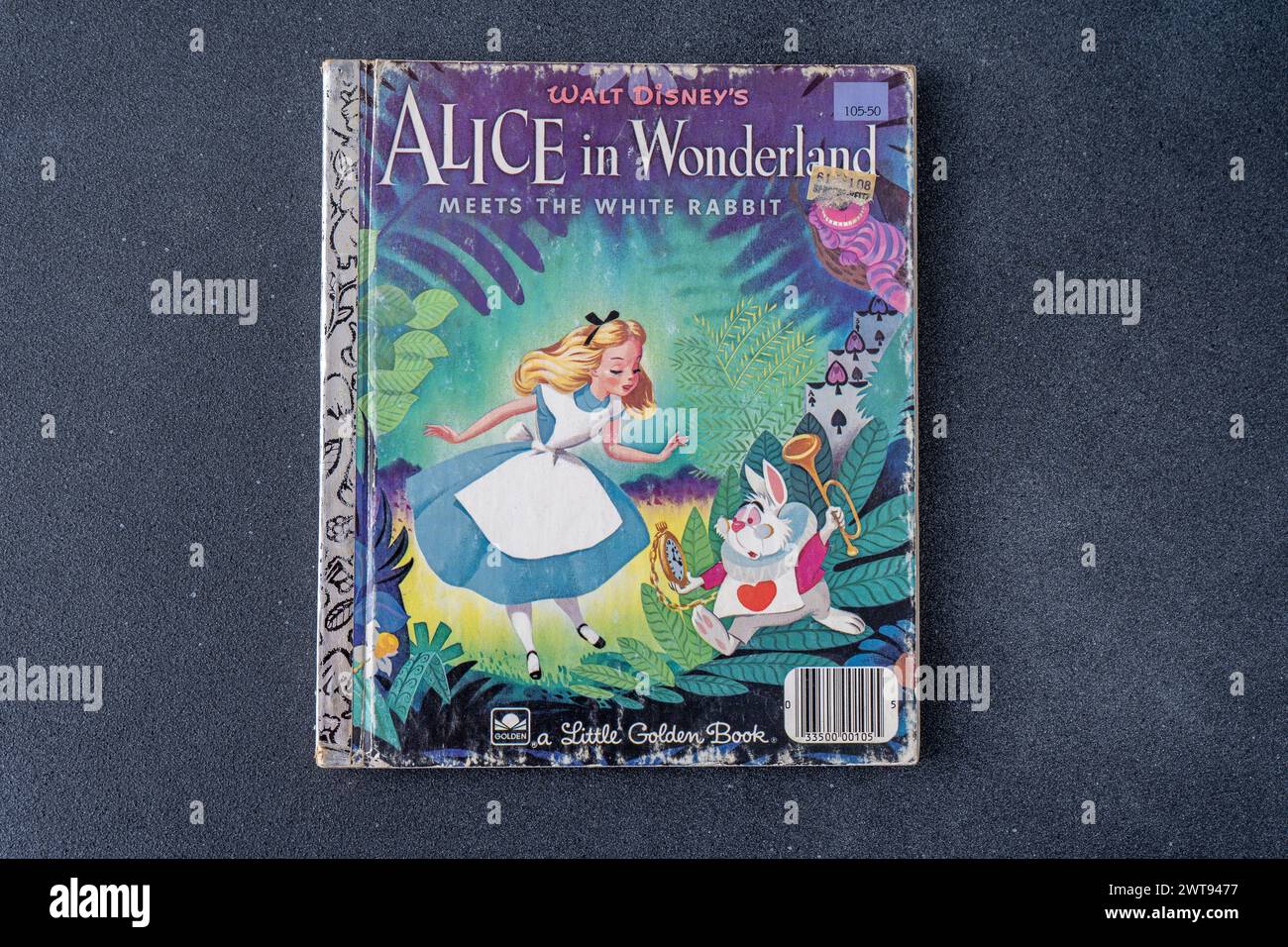 Il vecchio libro Alice nel Paese delle meraviglie, Lewis Carrroll. Di Walt Disney 1951 .Ucraina, Kiev - 16 marzo 2024 Foto Stock