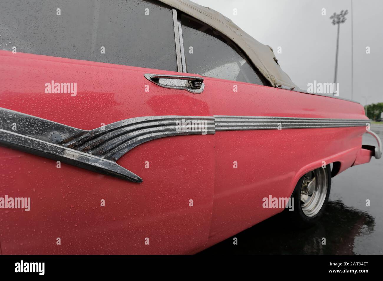 080 classica cabriolet americana lato sinistro - Ford Fairlane Sunliner rosa del 1956 - posizionata sotto la pioggia su Revolution Square. L'Avana-Cuba. Foto Stock