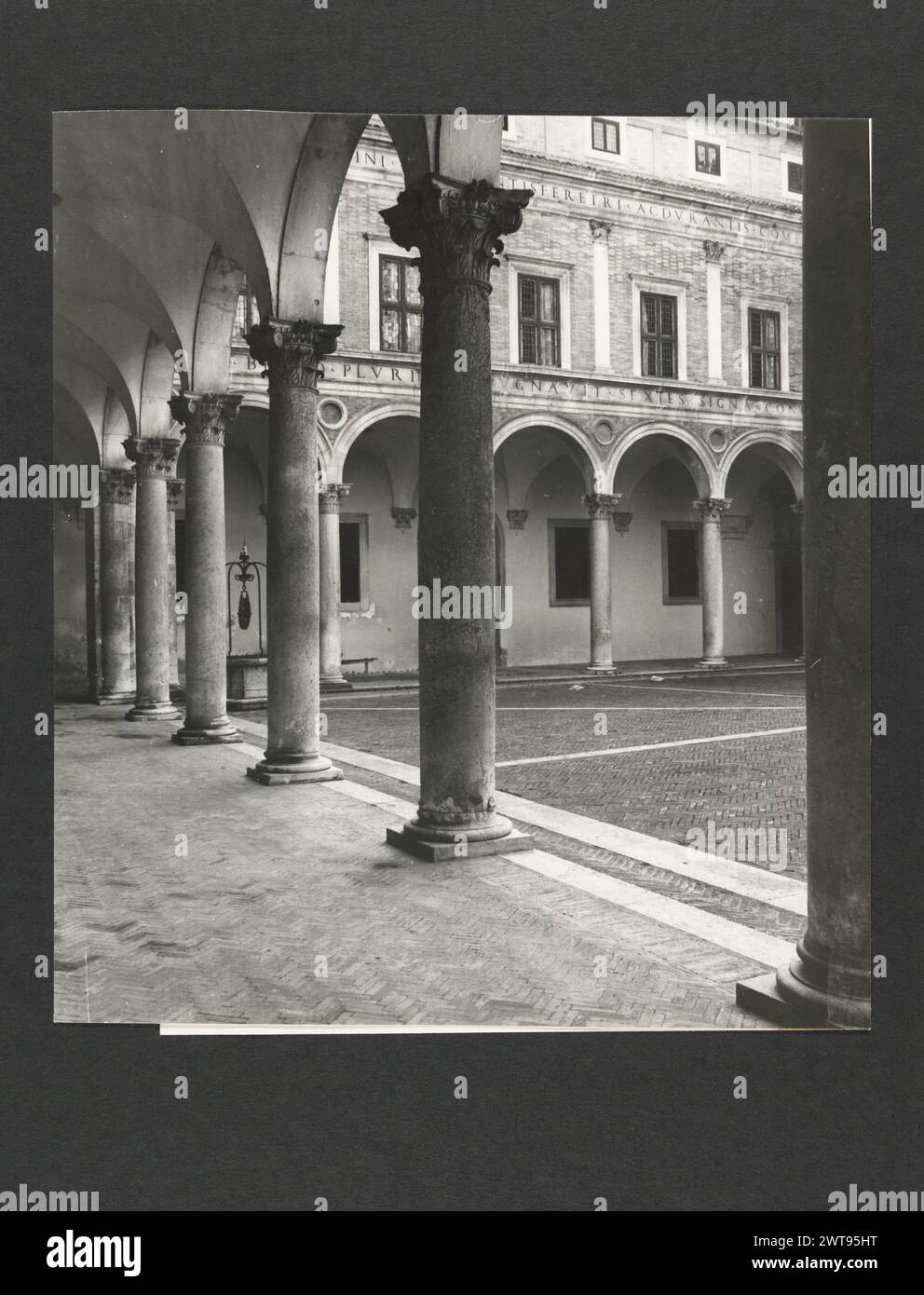 Marce Urbino Palazzo Ducale, Galleria Nazionale delle Marche. Hutzel, Max 1960-1990 Post-medievale: Primo piano: Politici, trittici, crocifissi, quadri, sculture, affreschi oggi ospitati nel Museo; decorazione in stucco in cappelle private Note sull'oggetto: vedi anche urbano, Museo Albani. Con entrambi i siti i neghi arrivarono separatamente dalle stampe, ma tutti i neghi furono etichettati come Urbino, Palazzo Ducale, rendendo difficile abbinare alcuni negativi alle loro stampe. Il fotografo e studioso tedesco Max Hutzel (1911-1988) fotografò in Italia dai primi anni '1960 fino alla sua morte. Il risultato di t Foto Stock