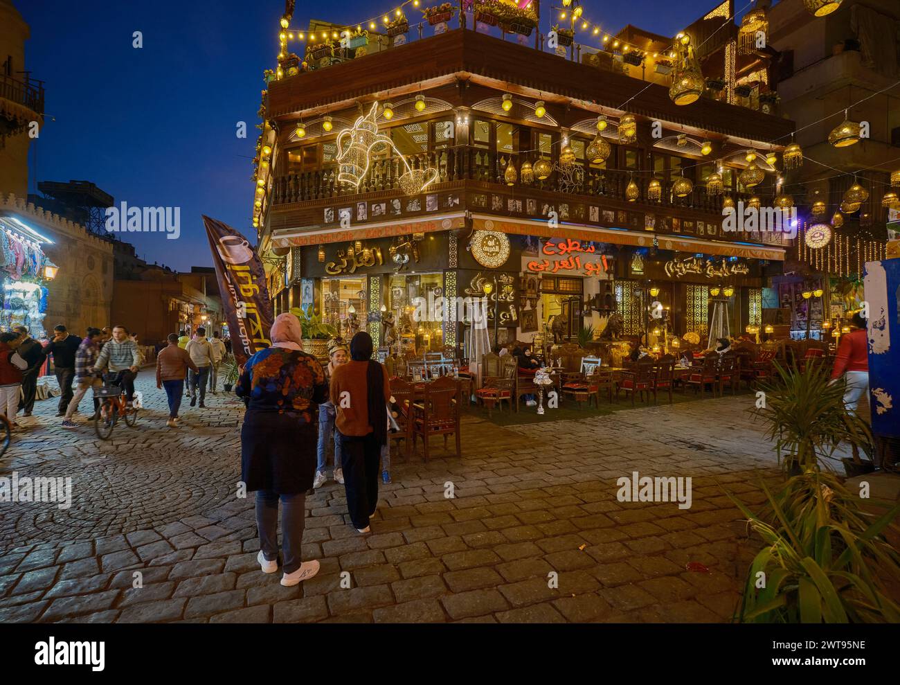Cairo, Egitto - 30 dicembre 2023: Al-Muizz li-DIN Allah al-Fatimi Street , o al-Muizz Street, in breve, è una delle principali strade da nord a sud del Cairo Foto Stock