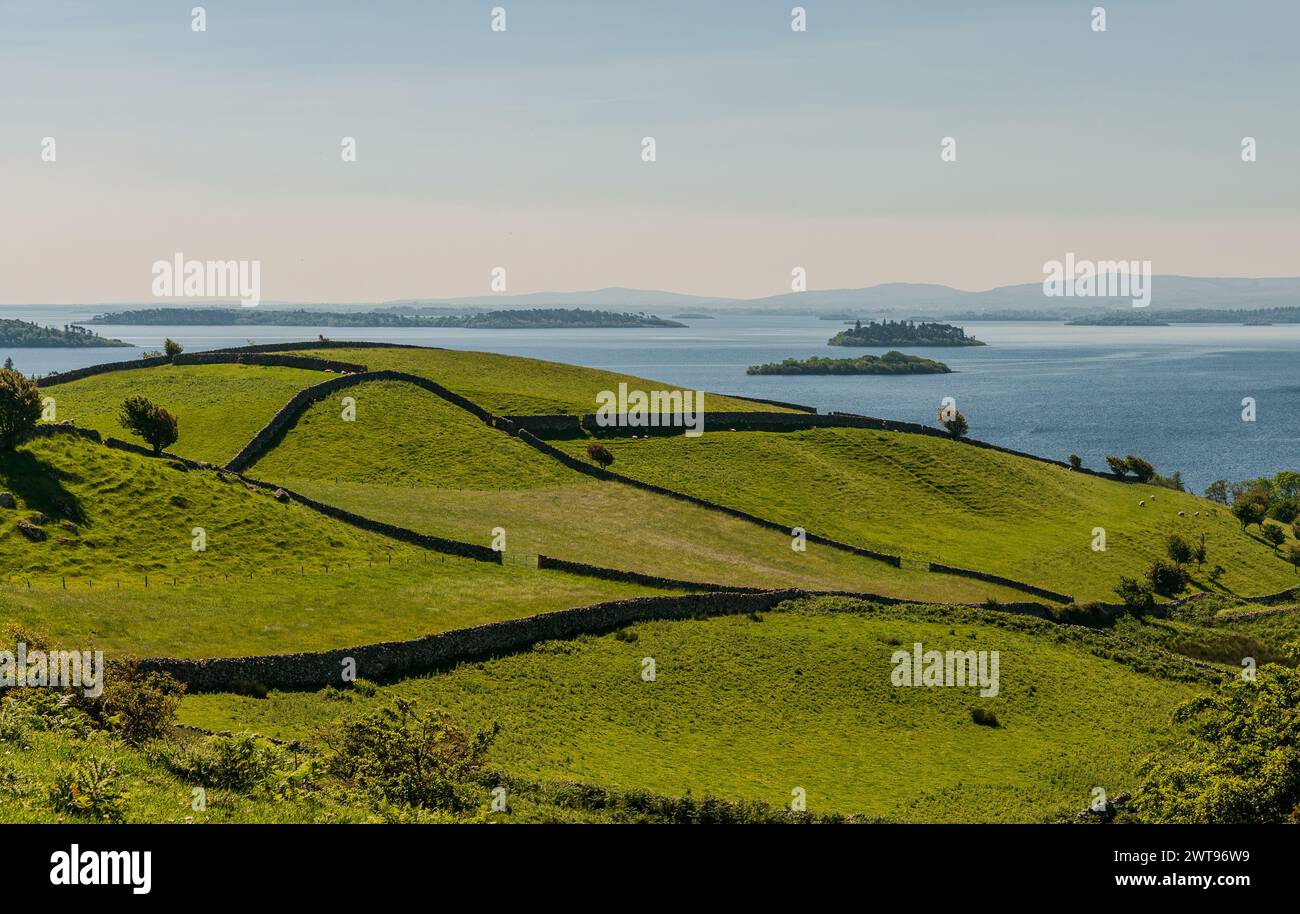 Area naturale protetta dell'Irlanda occidentale caratterizzata da suggestive montagne (catena montuosa delle dodici Cime), distese di torbiere, praterie Foto Stock
