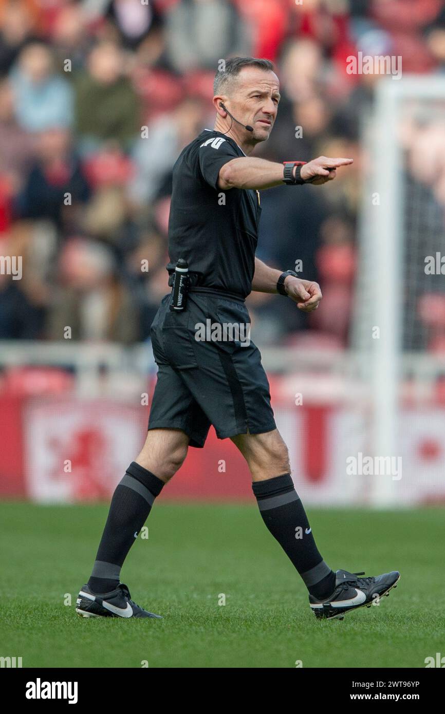 L'arbitro Keith Stroud durante il match per il titolo Sky Bet tra Middlesbrough e Blackburn Rovers al Riverside Stadium di Middlesbrough, sabato 16 marzo 2024. (Foto: Trevor Wilkinson | mi News) crediti: MI News & Sport /Alamy Live News Foto Stock