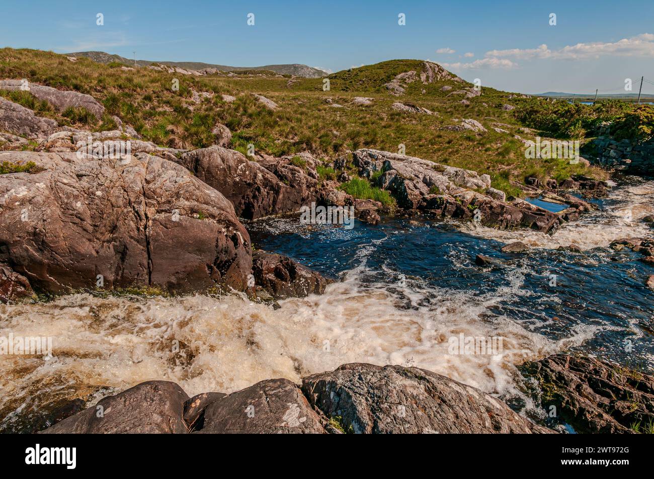 Area naturale protetta dell'Irlanda occidentale caratterizzata da suggestive montagne (catena montuosa delle dodici Cime), distese di torbiere, praterie Foto Stock
