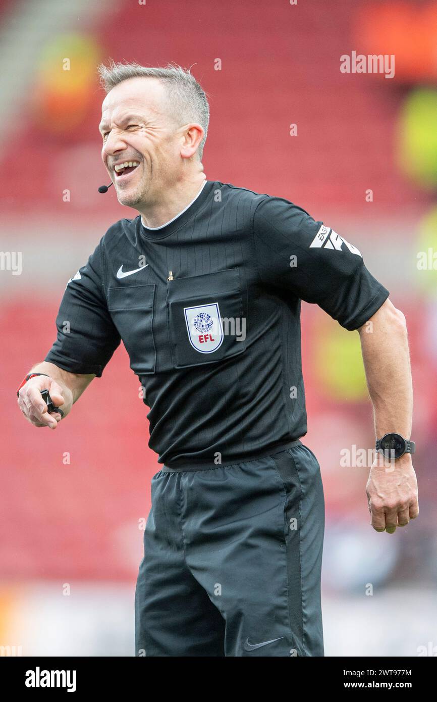 L'arbitro Keith Stroud durante il match per il titolo Sky Bet tra Middlesbrough e Blackburn Rovers al Riverside Stadium di Middlesbrough, sabato 16 marzo 2024. (Foto: Trevor Wilkinson | mi News) crediti: MI News & Sport /Alamy Live News Foto Stock