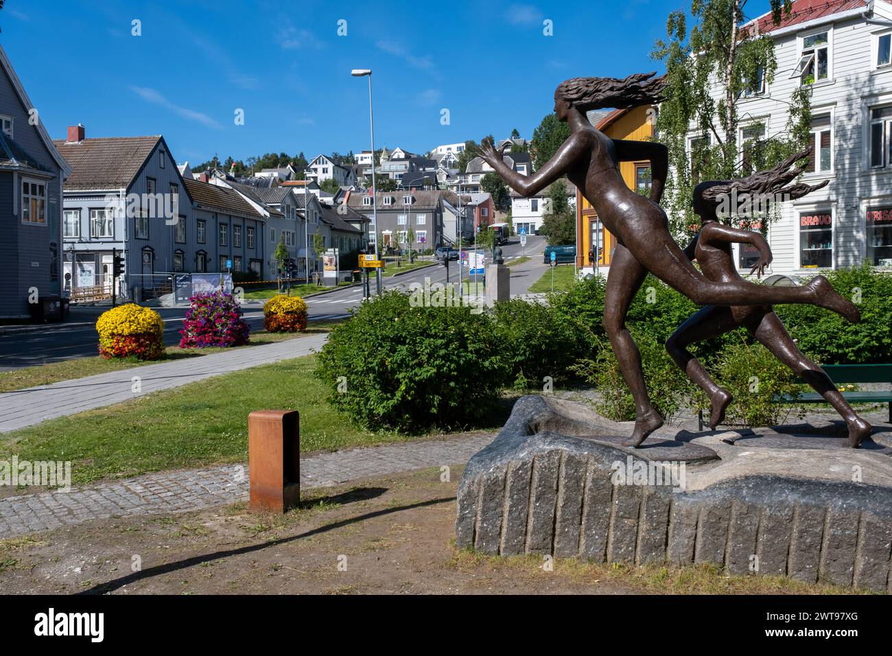 Tromso, Norvegia - 16 luglio 2023: Statua dello scultore Leonardo Lustig, Runners Foto Stock