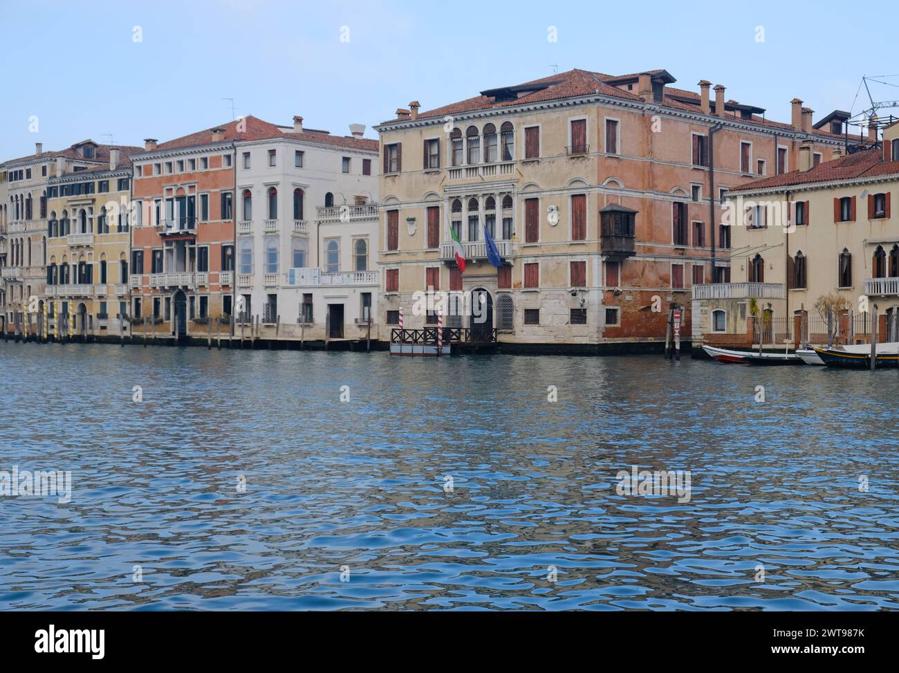 Vista tradizionale delle case storiche di Venezia dal Canal grande. Green Canal Water. Affondare Venezia. Foto Stock