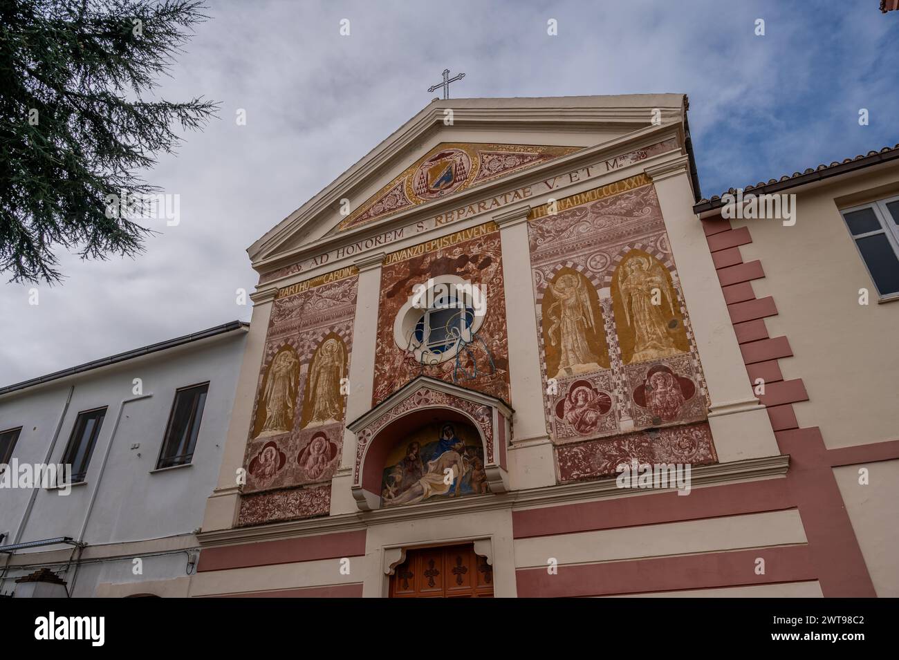 Antichissima chiesa dedicata al santo patrono della città, risale certamente alla seconda metà del IX secolo. Sotto l'altare, in una u Foto Stock