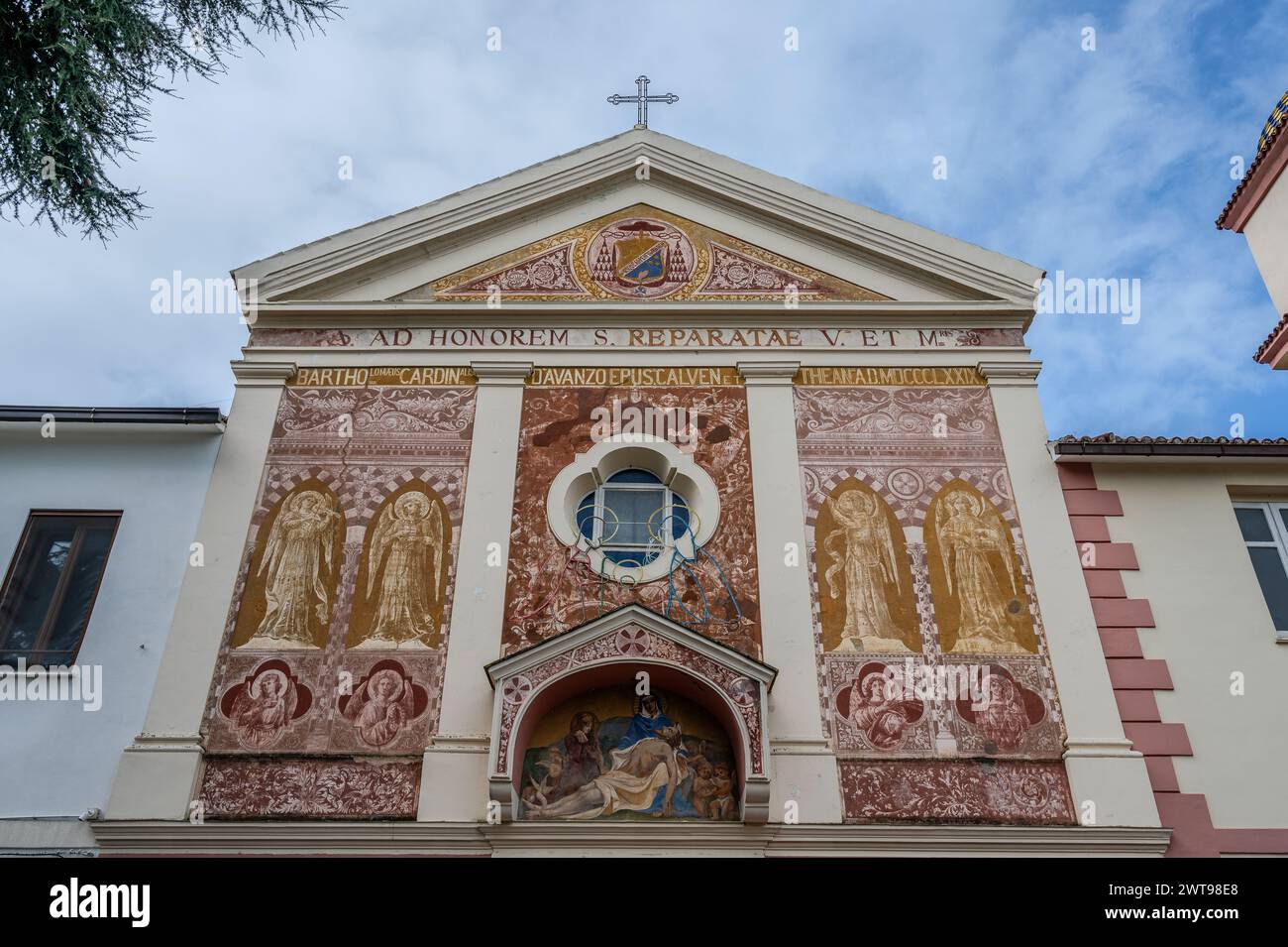 Antichissima chiesa dedicata al santo patrono della città, risale certamente alla seconda metà del IX secolo. Sotto l'altare, in una u Foto Stock