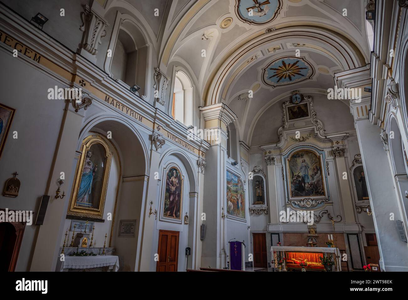 Antichissima chiesa dedicata al santo patrono della città, risale certamente alla seconda metà del IX secolo. Sotto l'altare, in una u Foto Stock